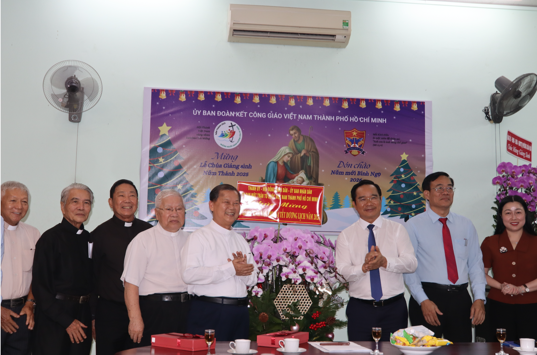 Chủ tịch UBND TPHCM thăm v&agrave; ch&uacute;c mừng Gi&aacute;ng sinh Ủy ban Đo&agrave;n kết C&ocirc;ng gi&aacute;o Việt Nam TPHCM - Ảnh 3.