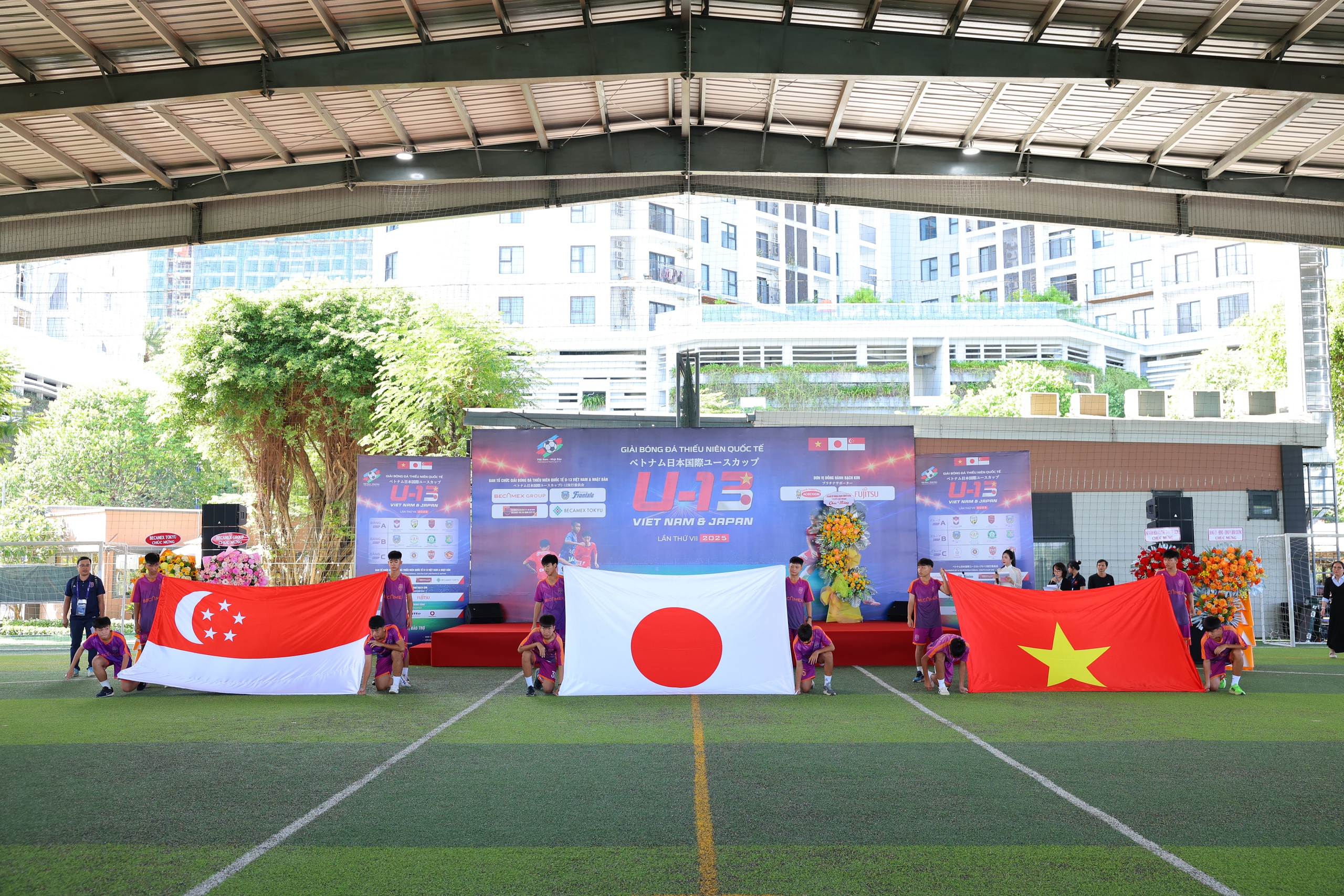 Khởi tranh Giải b&oacute;ng đ&aacute; Thiếu ni&ecirc;n Quốc tế U13 Việt Nam - Nhật Bản lần thứ VII - Ảnh 1.