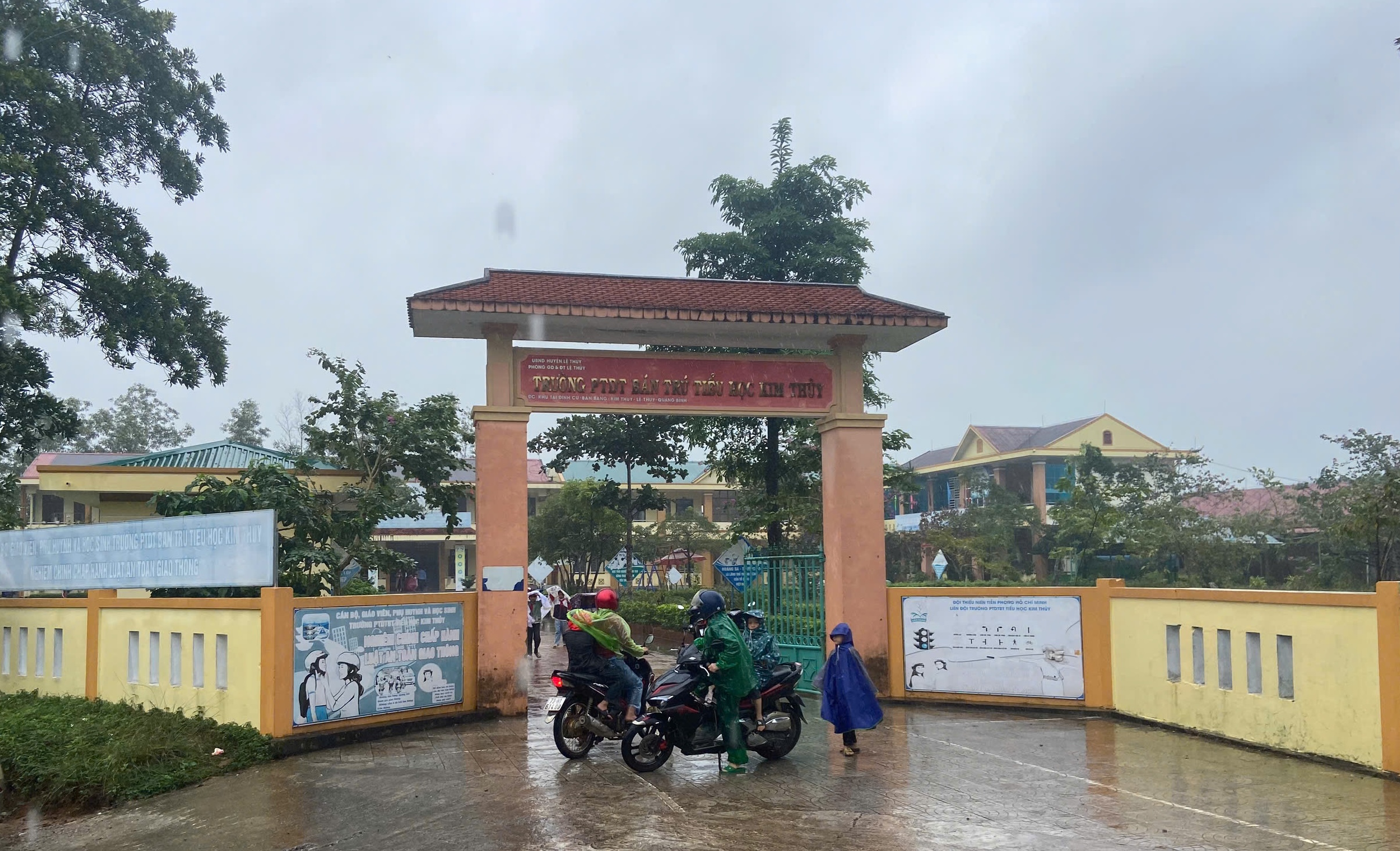 Ng&ocirc;i trường Kim thủy bị đ&igrave;nh chỉ bếp ăn 5 th&aacute;ng Sau vụ ngộ độc thực phẩm - Ảnh 1.