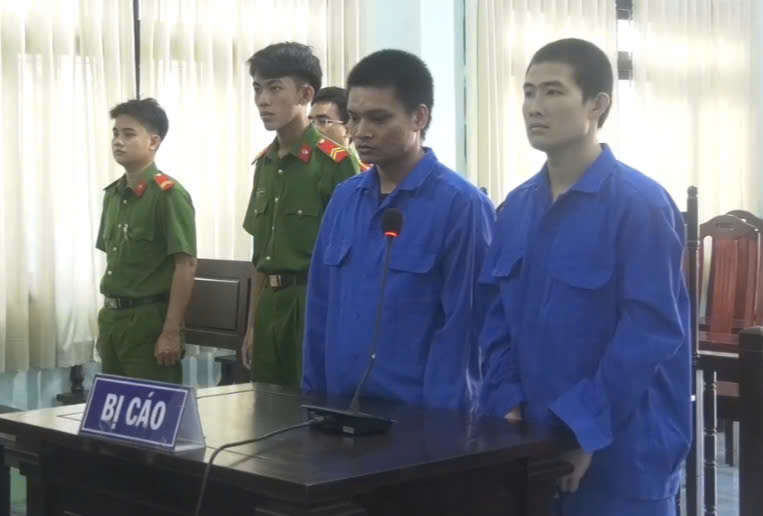 Chạy xe ngược chiều, tấn c&ocirc;ng CSGT, hai thanh ni&ecirc;n l&atilde;nh &aacute;n t&ugrave; - Ảnh 1.