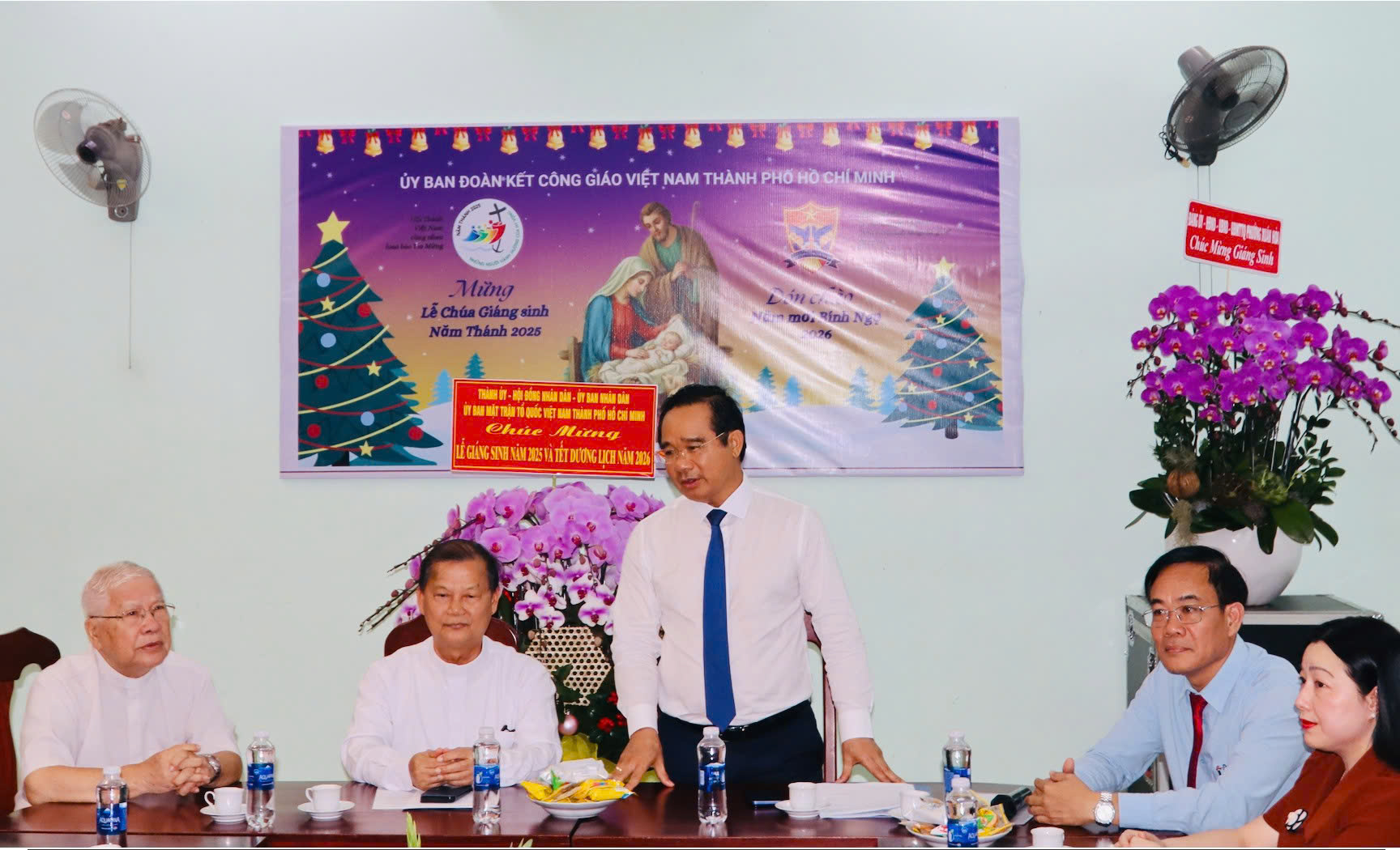 Chủ tịch UBND TPHCM thăm v&agrave; ch&uacute;c mừng Gi&aacute;ng sinh Ủy ban Đo&agrave;n kết C&ocirc;ng gi&aacute;o Việt Nam TPHCM - Ảnh 1.