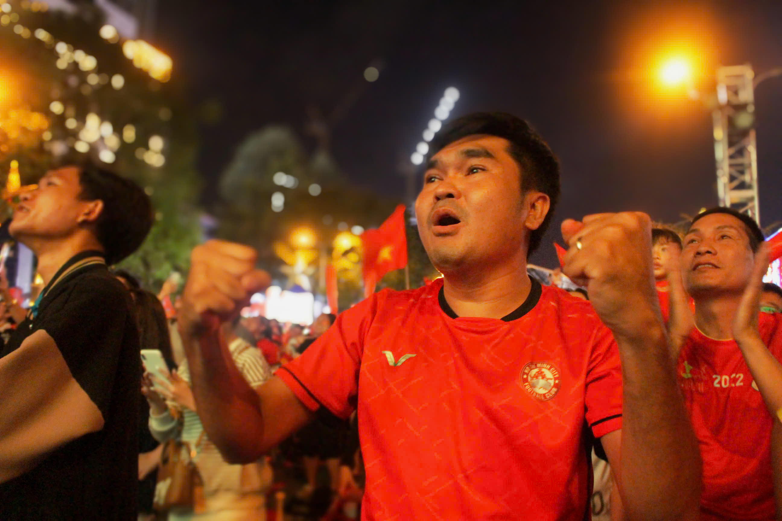 Khoảnh khắc vỡ &ograve;a của h&agrave;ng ng&agrave;n cổ động vi&ecirc;n sau b&agrave;n thắng ấn định ng&ocirc;i v&ocirc; địch SEA Games 33  - Ảnh 3.