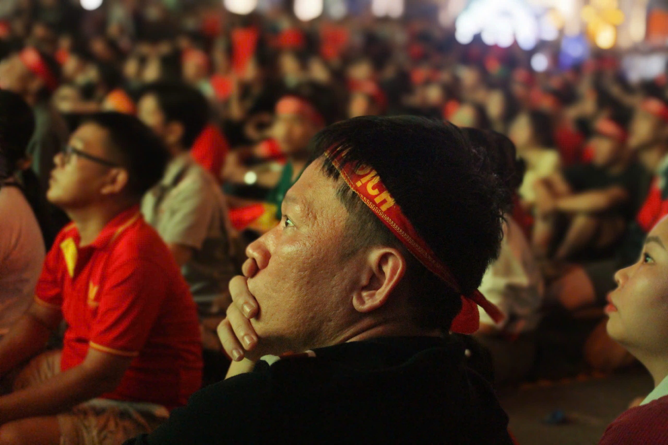 Khoảnh khắc vỡ &ograve;a của h&agrave;ng ng&agrave;n cổ động vi&ecirc;n sau b&agrave;n thắng ấn định ng&ocirc;i v&ocirc; địch SEA Games 33  - Ảnh 1.