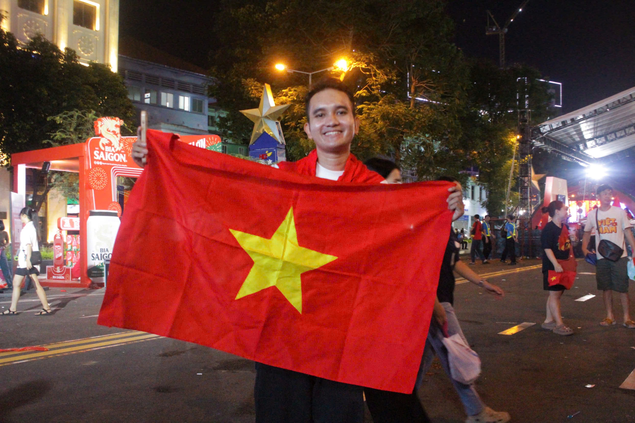Khoảnh khắc vỡ &ograve;a của h&agrave;ng ng&agrave;n cổ động vi&ecirc;n sau b&agrave;n thắng ấn định ng&ocirc;i v&ocirc; địch SEA Games 33  - Ảnh 5.