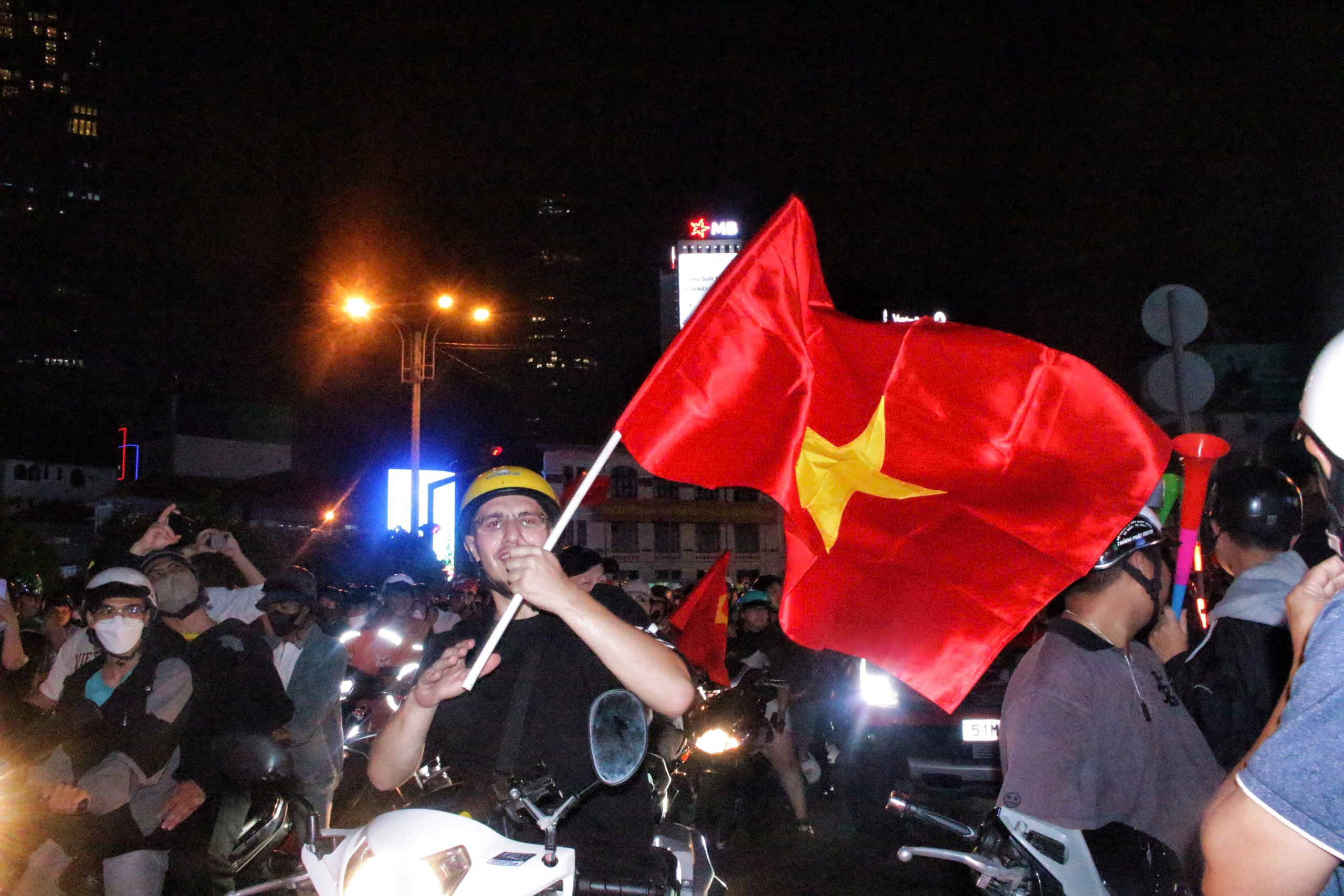 Khoảnh khắc vỡ &ograve;a của h&agrave;ng ng&agrave;n cổ động vi&ecirc;n sau b&agrave;n thắng ấn định ng&ocirc;i v&ocirc; địch SEA Games 33  - Ảnh 6.