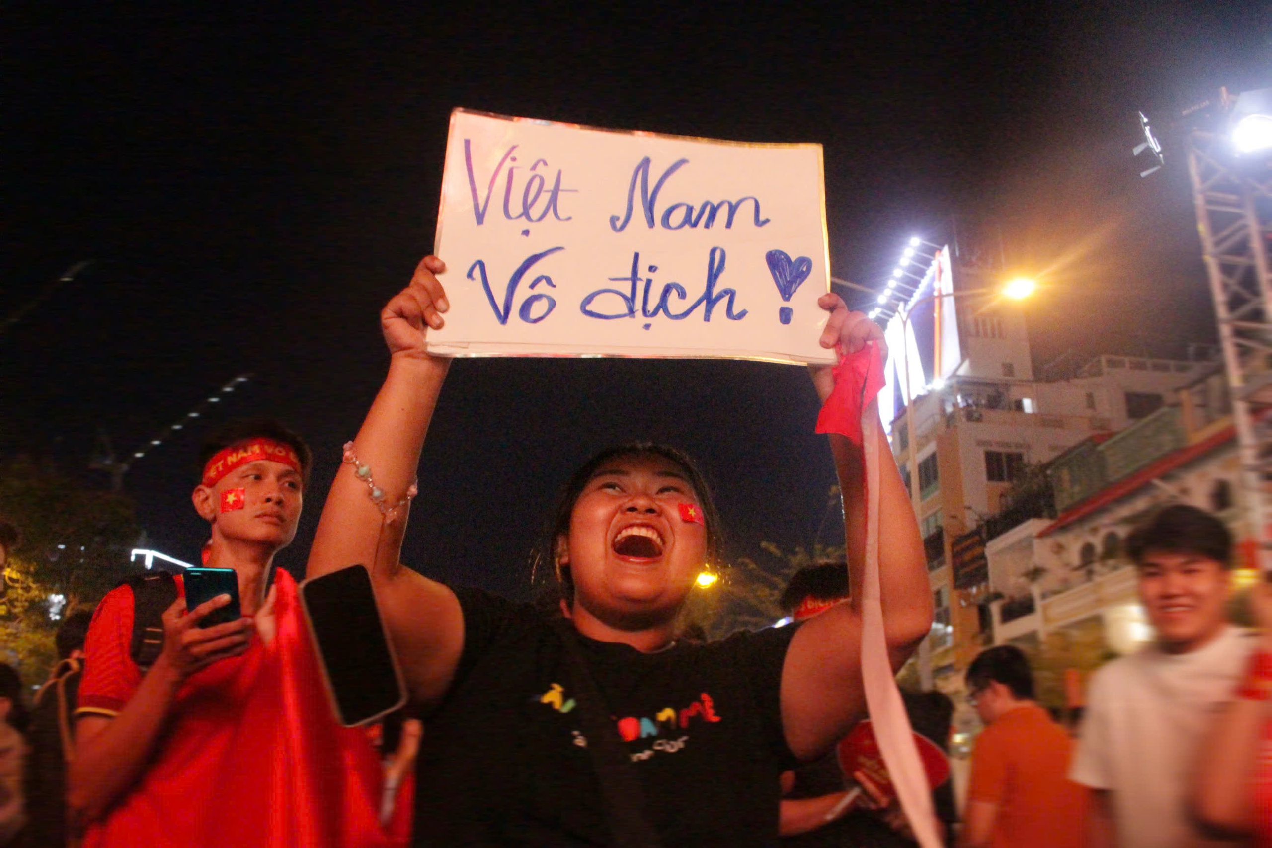 Khoảnh khắc vỡ &ograve;a của h&agrave;ng ng&agrave;n cổ động vi&ecirc;n sau b&agrave;n thắng ấn định ng&ocirc;i v&ocirc; địch SEA Games 33  - Ảnh 4.