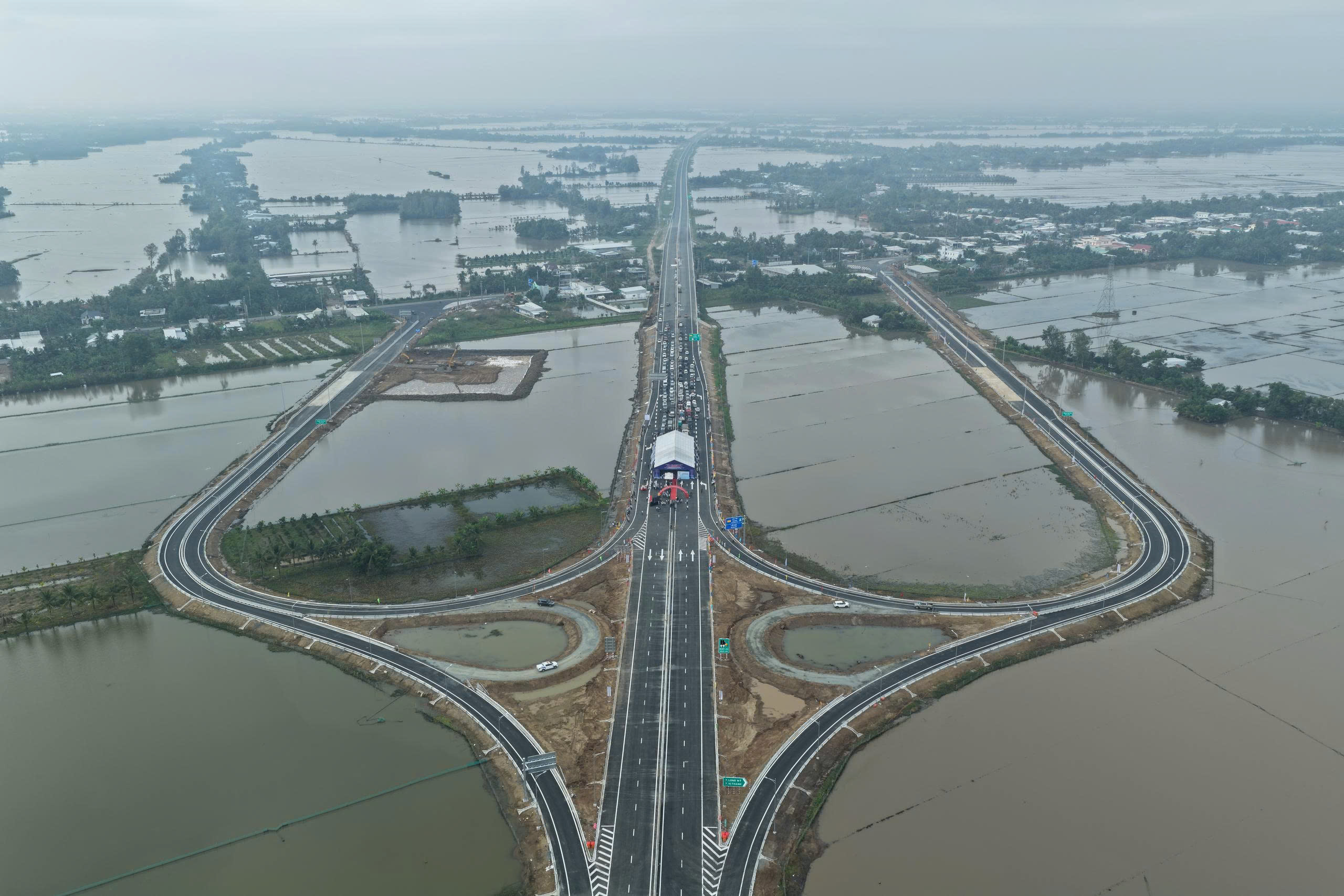 Lưu ý tốc độ các phương tiện lưu thông vào đoạn cao tốc Cần Thơ - Hậu Giang từ ngày 20-12 - Ảnh 2.