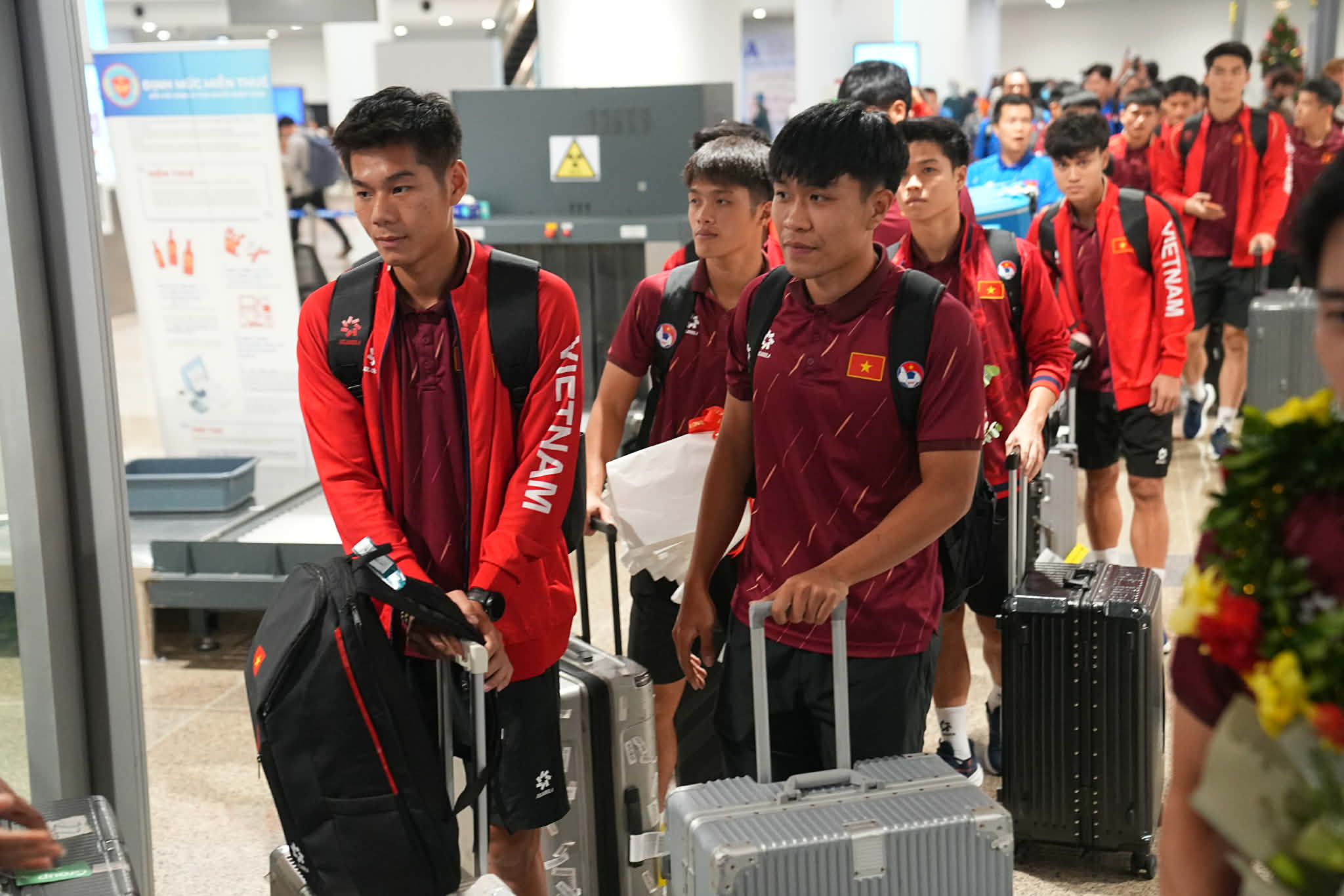 U22 Việt Nam rạng rỡ về nước sau huy chương vàng SEA Games 33 - Ảnh 5.