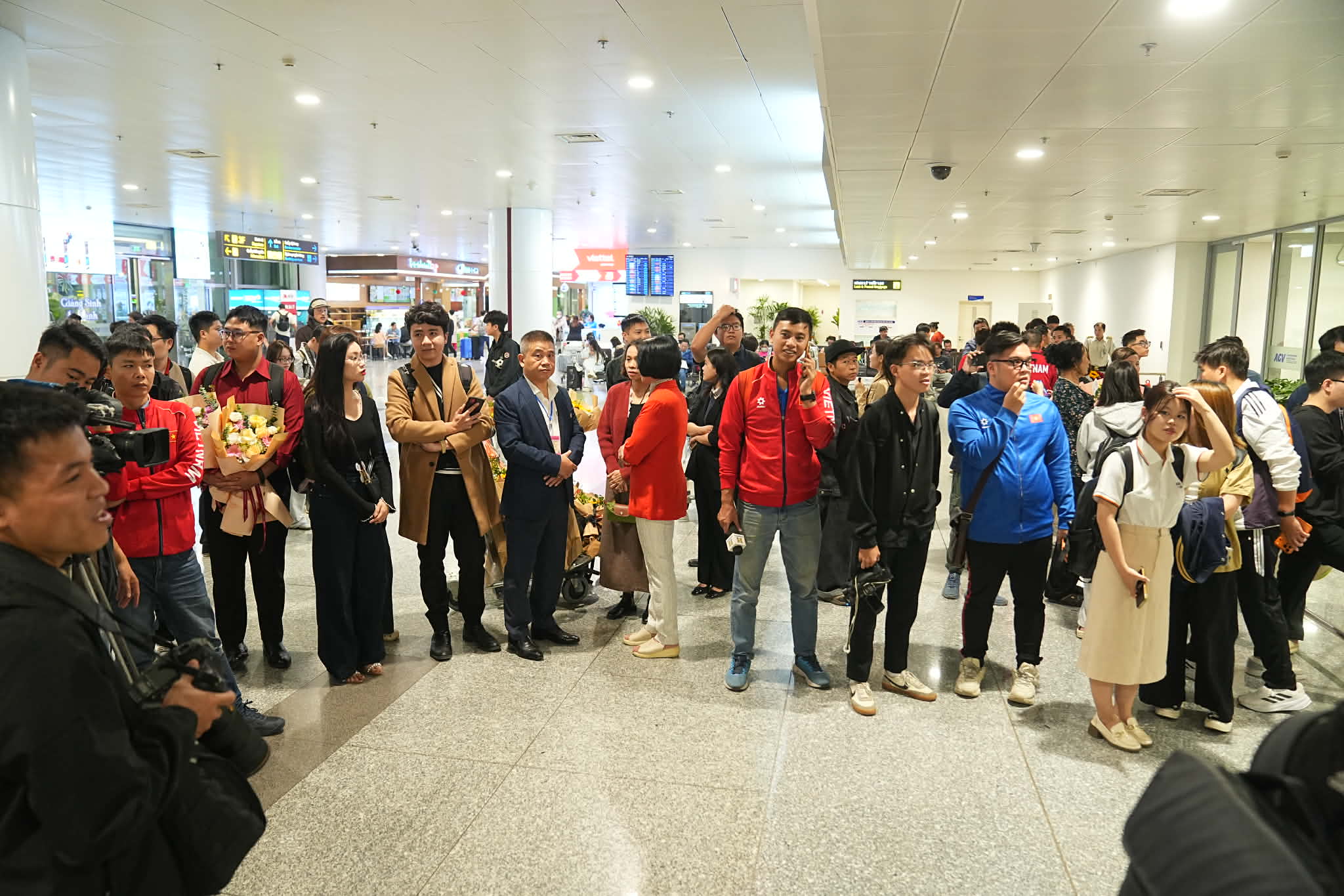 U22 Việt Nam rạng rỡ về nước sau huy chương vàng SEA Games 33 - Ảnh 1.