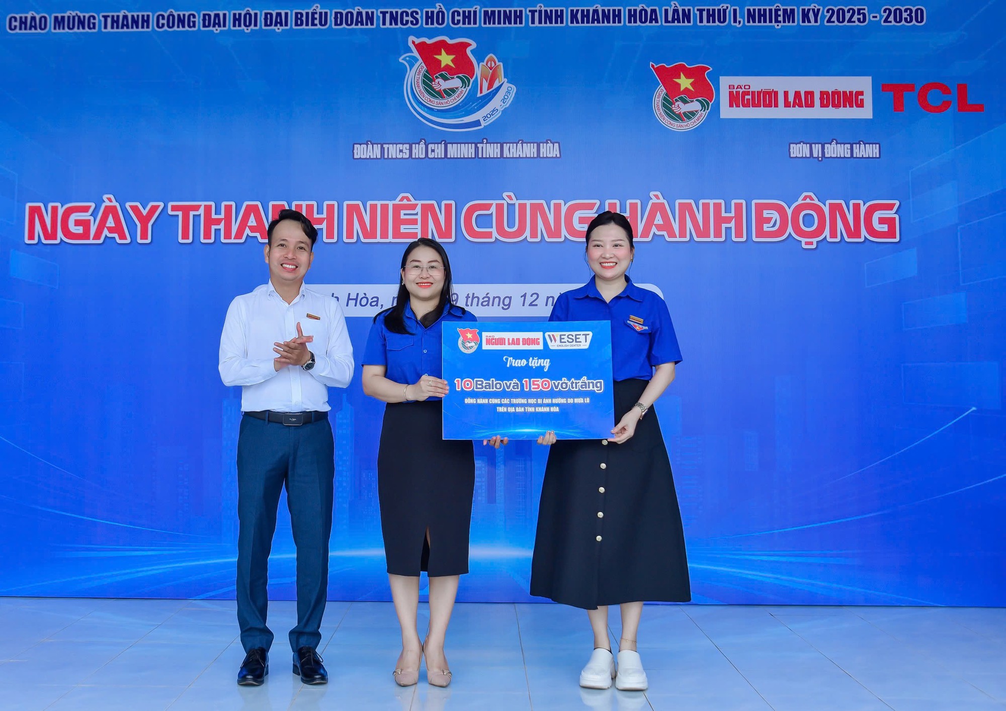 Đo&agrave;n thanh ni&ecirc;n B&aacute;o Người Lao Động v&agrave; TCL tặng trường học Kh&aacute;nh H&ograve;a 50 tivi - Ảnh 4.