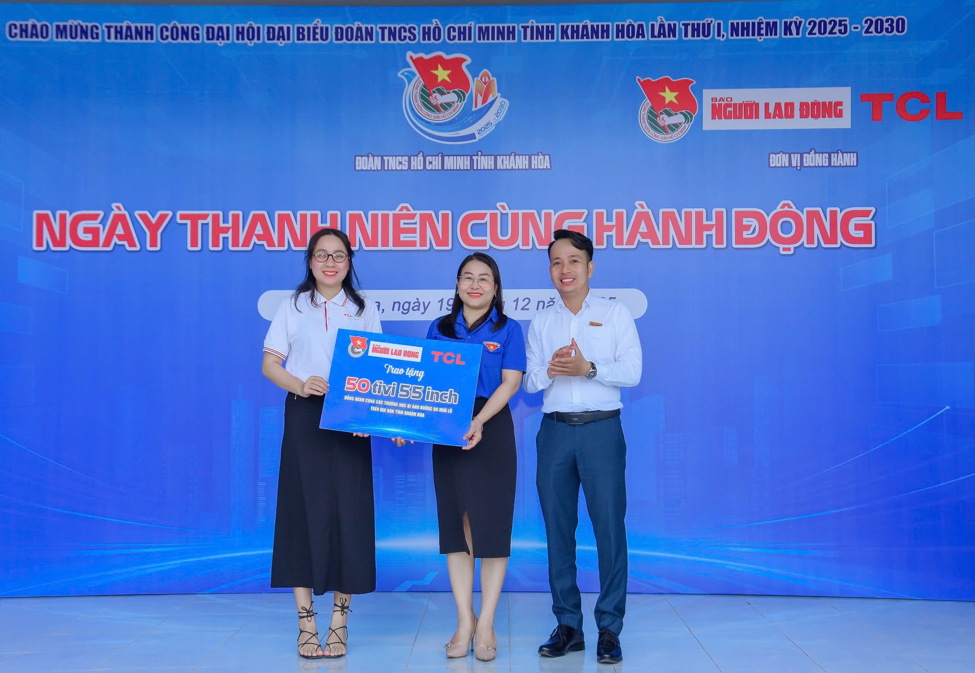 Đo&agrave;n thanh ni&ecirc;n B&aacute;o Người Lao Động v&agrave; TCL tặng trường học Kh&aacute;nh H&ograve;a 50 tivi - Ảnh 3.