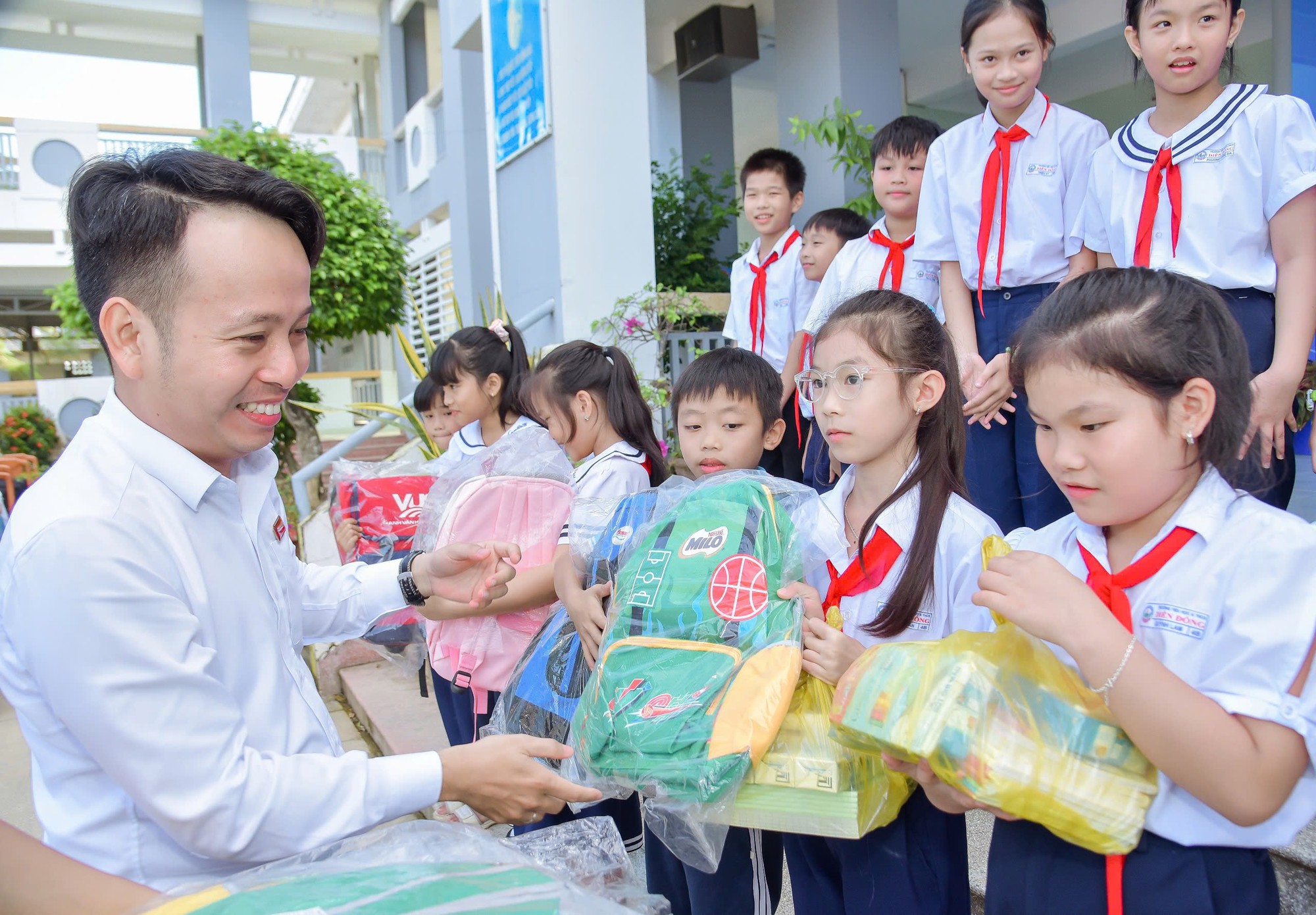 Đo&agrave;n thanh ni&ecirc;n B&aacute;o Người Lao Động v&agrave; TCL tặng trường học Kh&aacute;nh H&ograve;a 50 tivi - Ảnh 1.