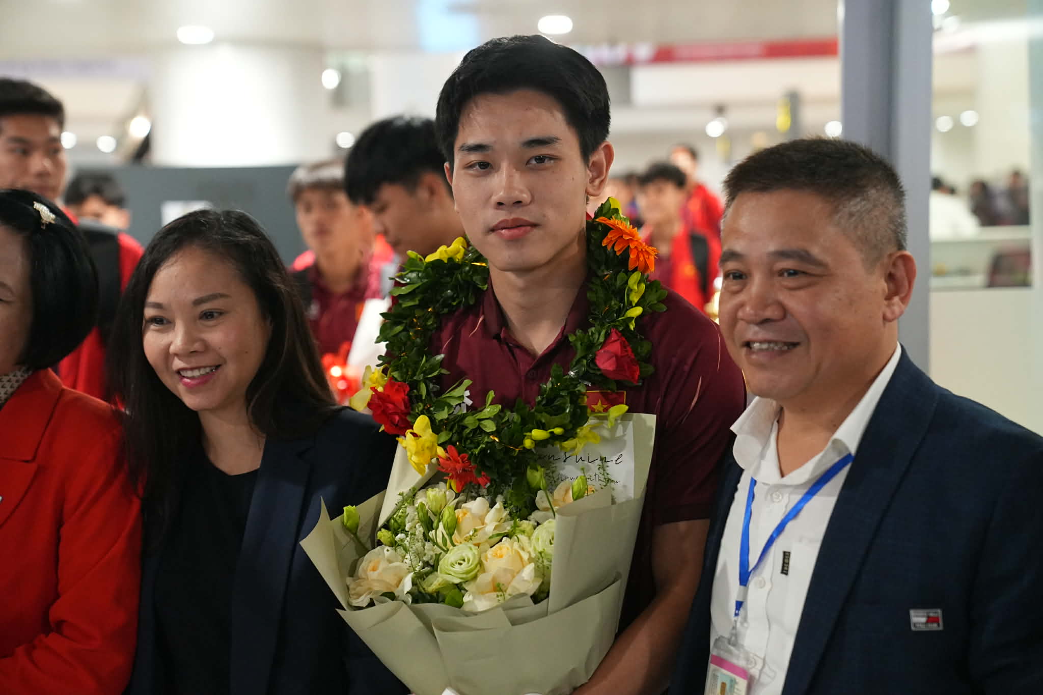 U22 Việt Nam rạng rỡ về nước sau huy chương vàng SEA Games 33 - Ảnh 10.