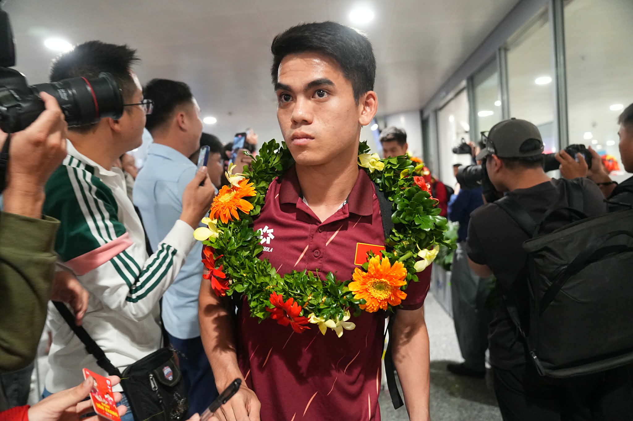 U22 Việt Nam rạng rỡ về nước sau huy chương vàng SEA Games 33 - Ảnh 7.