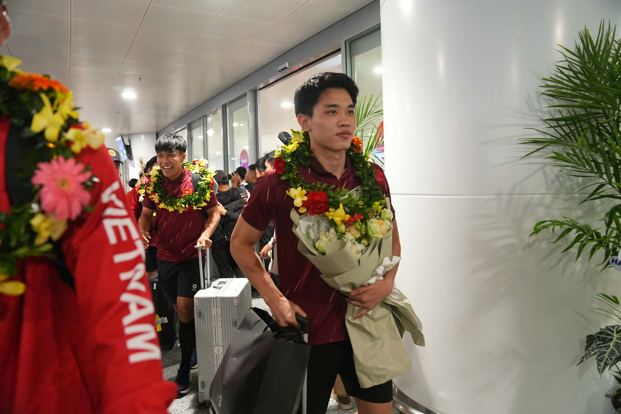 U22 Việt Nam rạng rỡ về nước sau huy chương vàng SEA Games 33 - Ảnh 6.