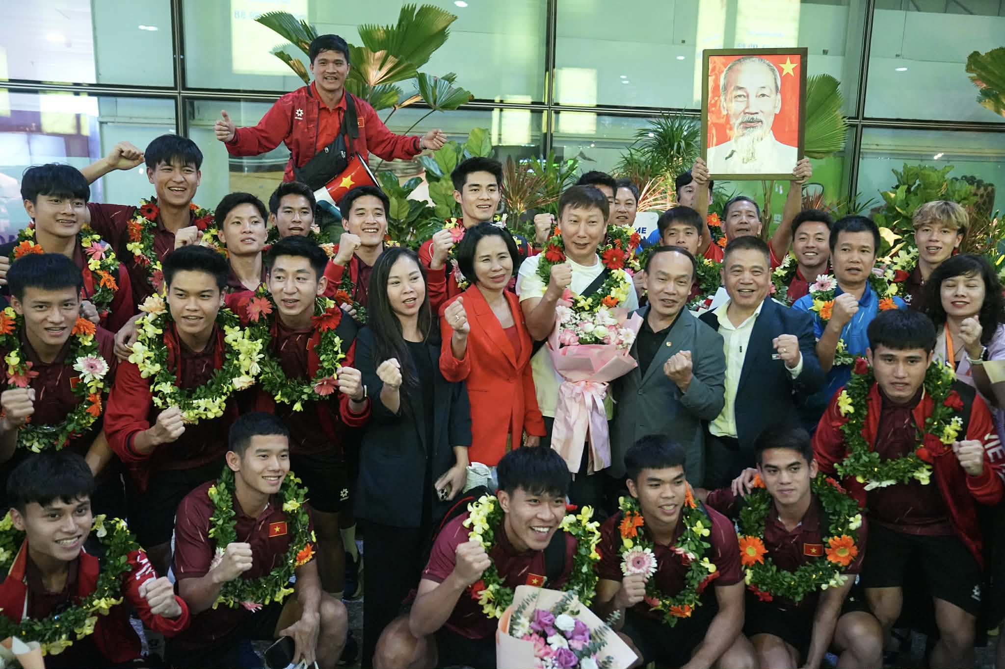 U22 Việt Nam rạng rỡ về nước sau huy chương vàng SEA Games 33 - Ảnh 11.