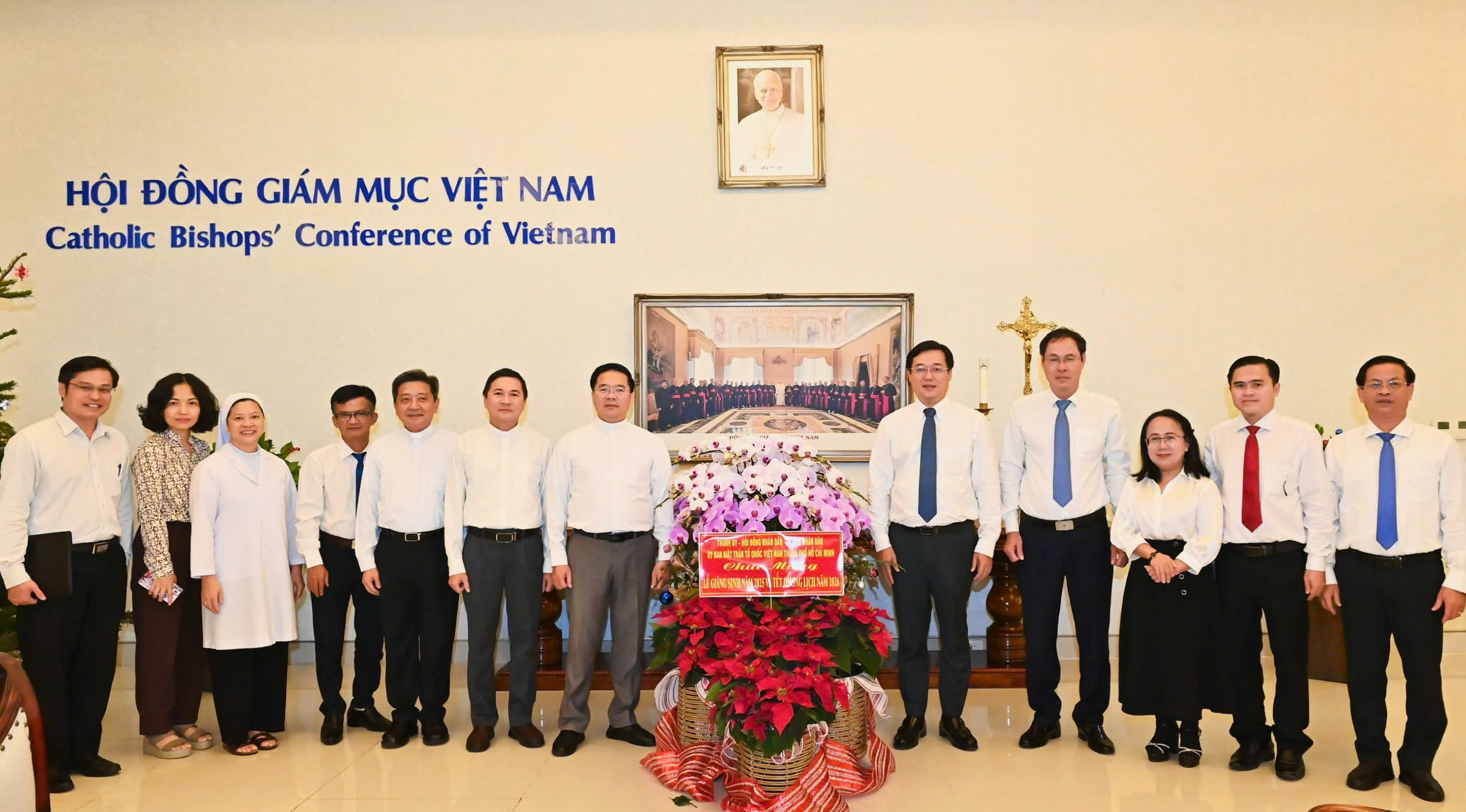 Lãnh đạo TPHCM thăm, chúc mừng Giáng sinh Văn phòng Hội đồng Giám mục Việt Nam - Ảnh 5.