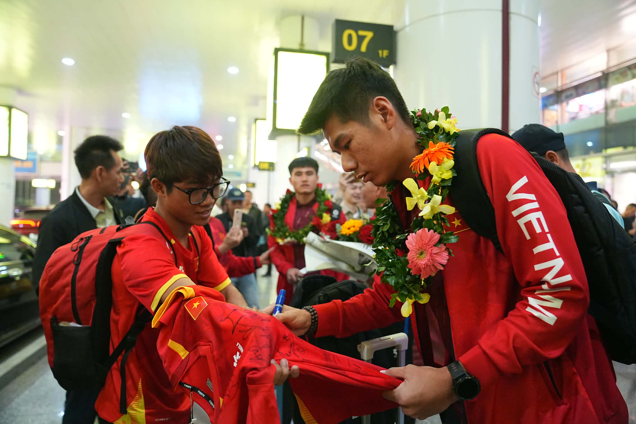 U22 Việt Nam rạng rỡ về nước sau huy chương vàng SEA Games 33 - Ảnh 9.