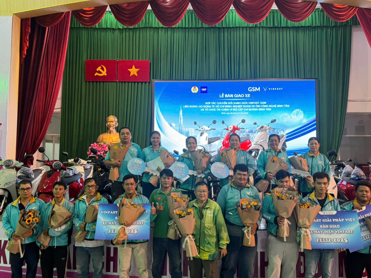 Hỗ trợ t&agrave;i xế xe &ocirc;m c&ocirc;ng nghệ chuyển đổi từ xe xăng sang xe điện - Ảnh 1.