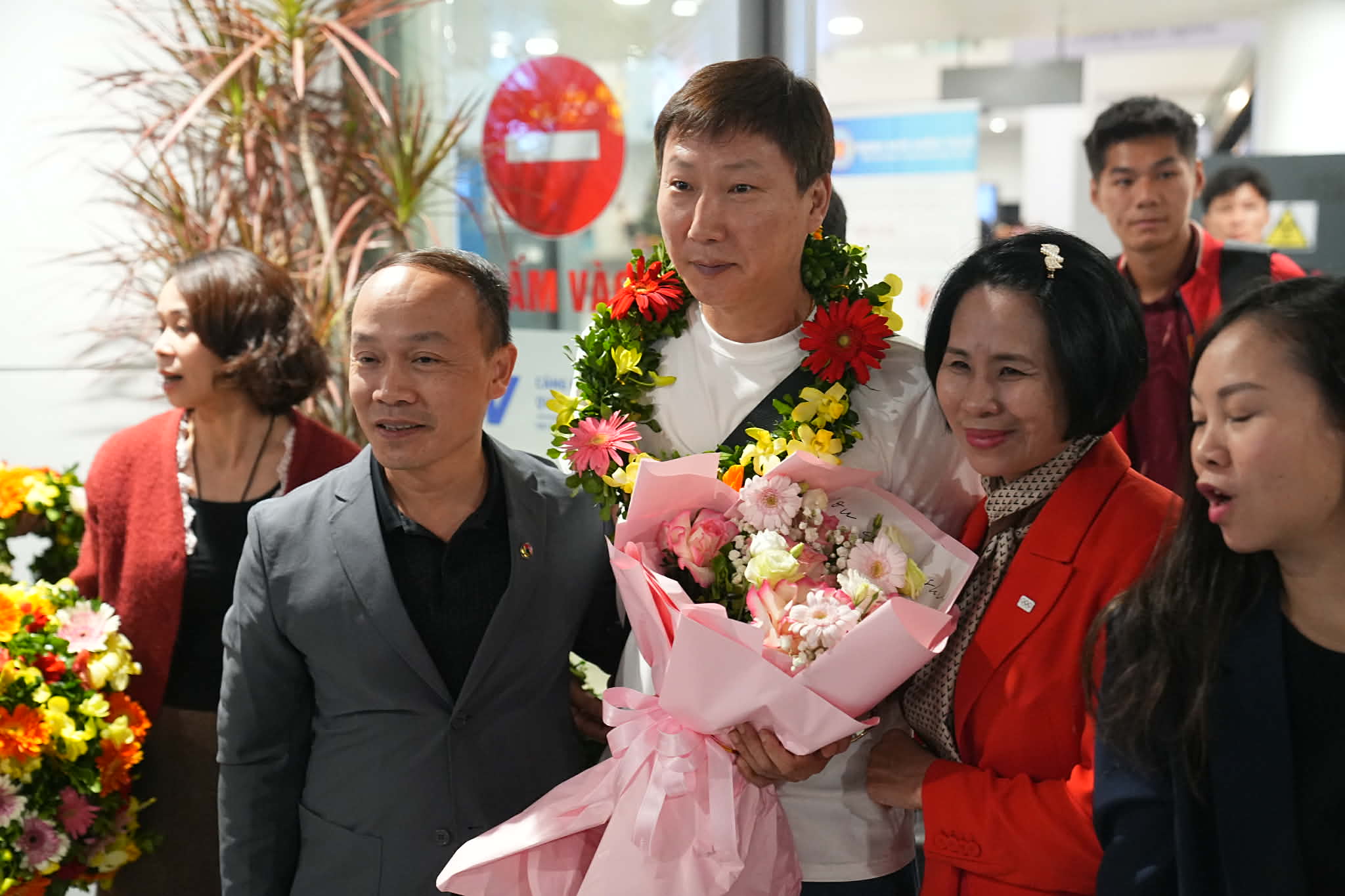 U22 Việt Nam rạng rỡ về nước sau huy chương vàng SEA Games 33 - Ảnh 4.