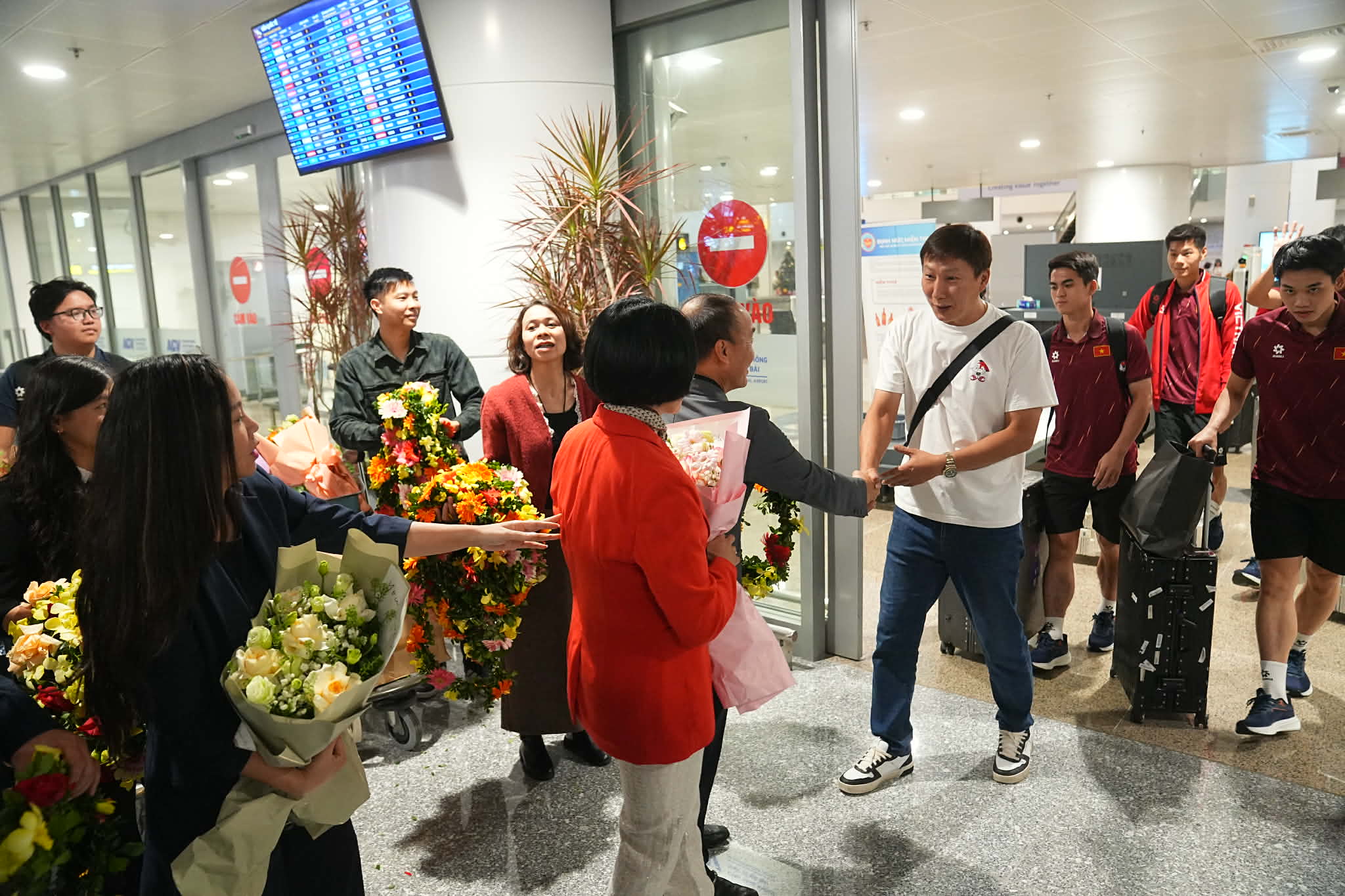 U22 Việt Nam rạng rỡ về nước sau huy chương vàng SEA Games 33 - Ảnh 3.