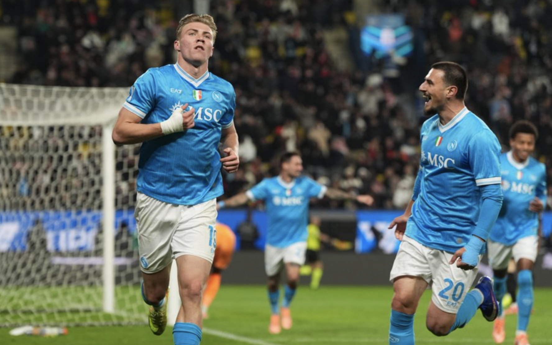 Người cũ Man United tỏa sáng, Napoli đoạt vé chung kết Siêu cúp Ý