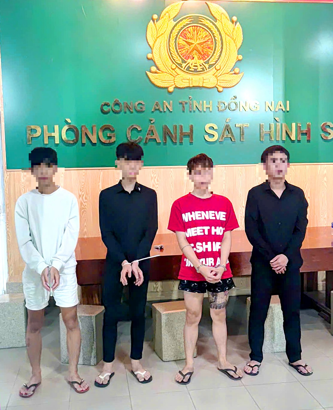 Tạm giữ nh&oacute;m thanh ni&ecirc;n n&eacute;m chai bia g&acirc;y chết người ở Đồng Nai - Ảnh 1.