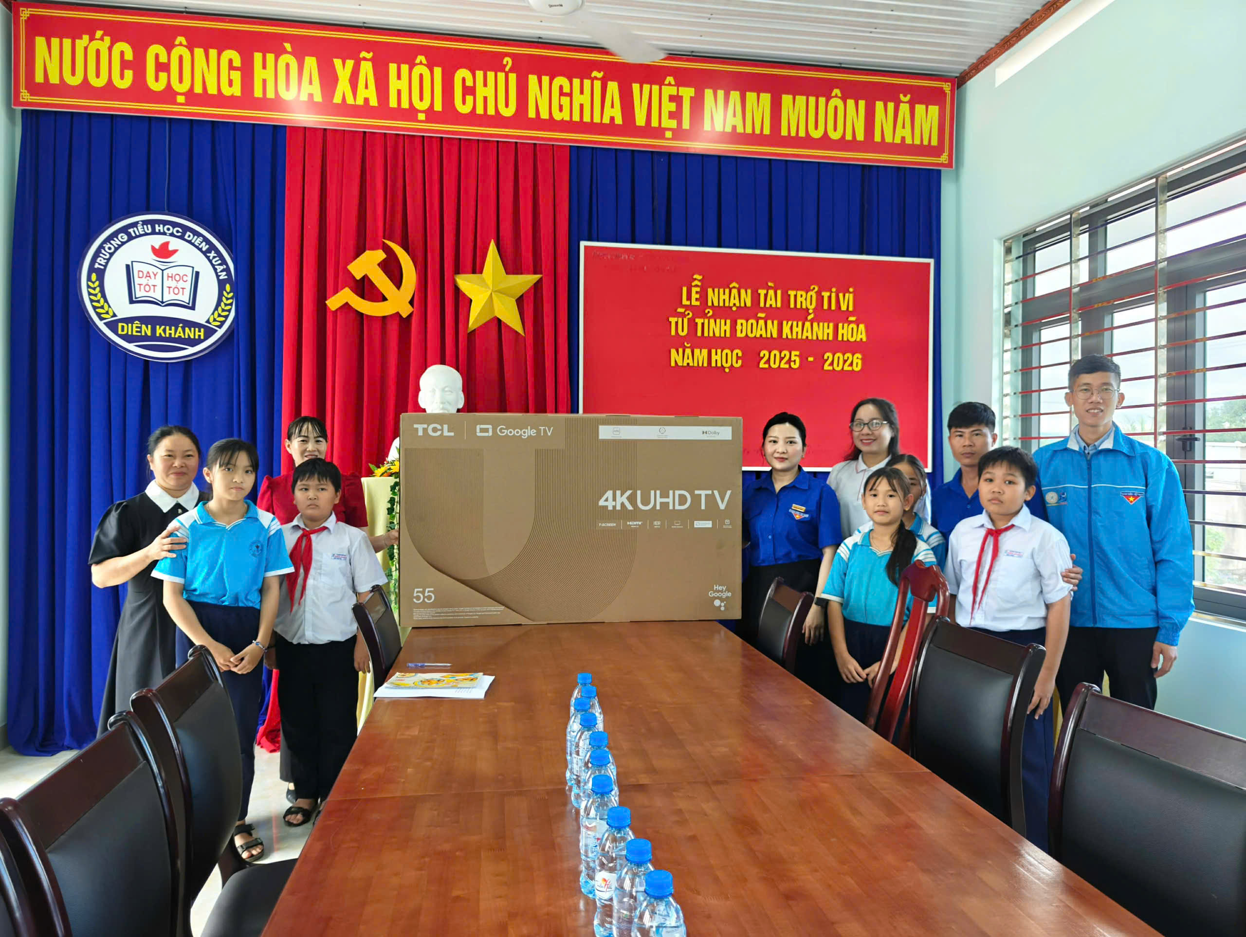 Đo&agrave;n thanh ni&ecirc;n B&aacute;o Người Lao Động v&agrave; TCL tặng trường học Kh&aacute;nh H&ograve;a 50 tivi - Ảnh 5.