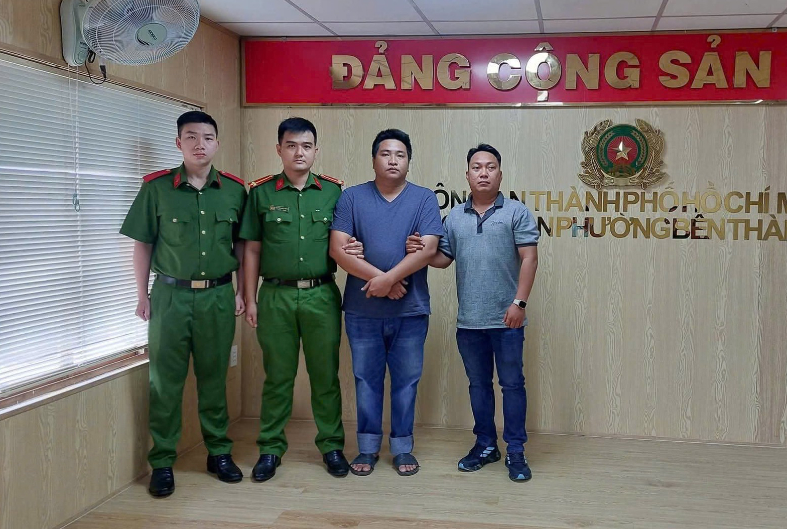 Công an TPHCM bắt hai kẻ bị truy nã tại phường Bến Thành - Ảnh 1.