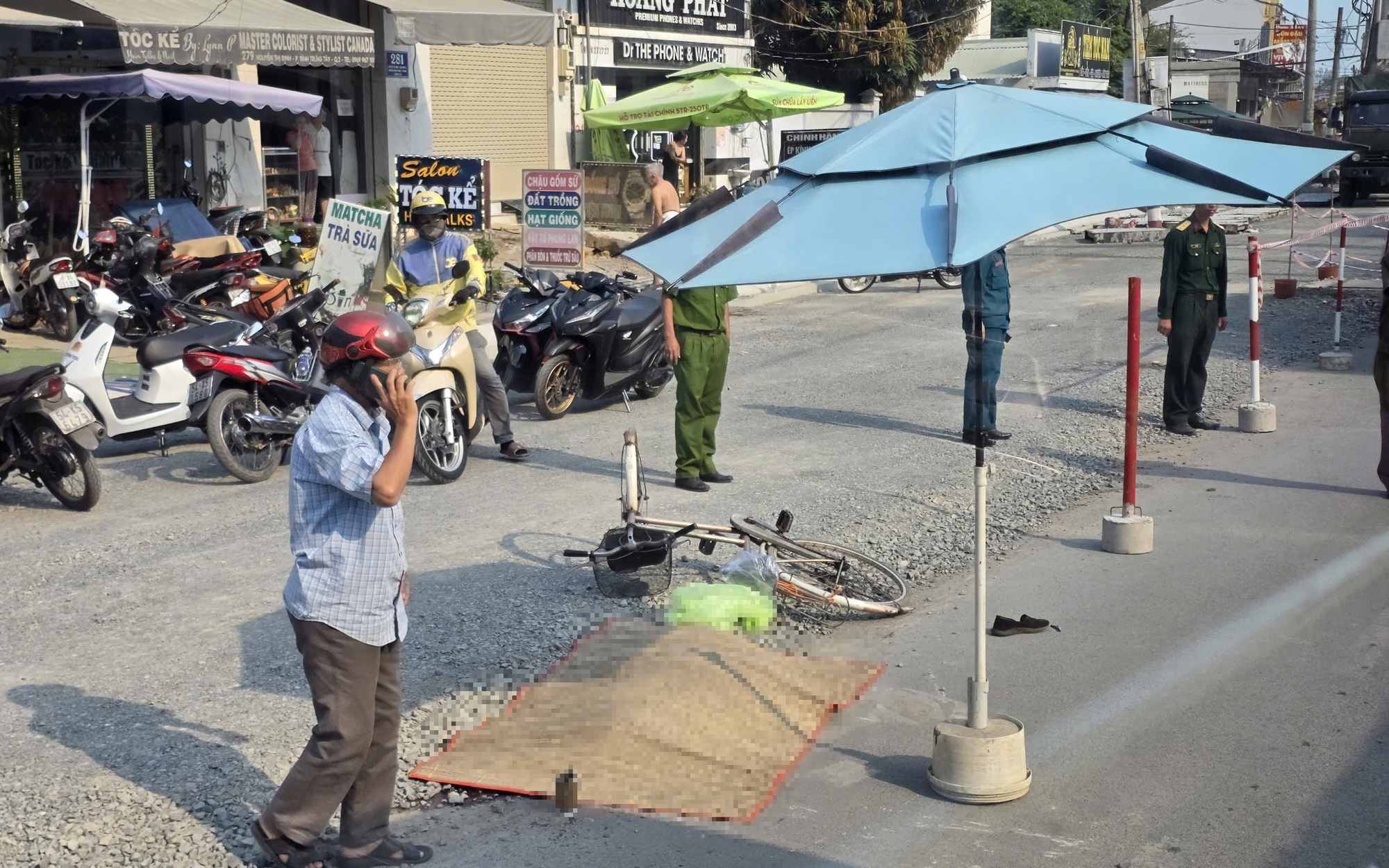 Đi lấy vé số về bán, cụ ông chạy xe đạp va chạm với xe tải tử vong
