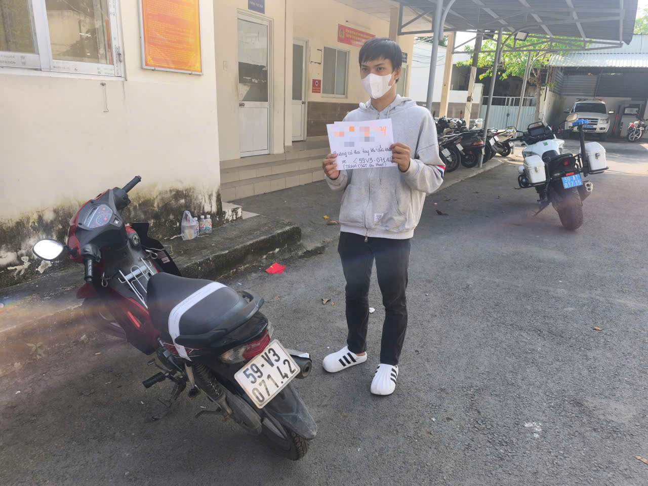Do "ngẫu hứng", thanh niên ở TPHCM buông hai tay khi chạy xe máy - Ảnh 3.