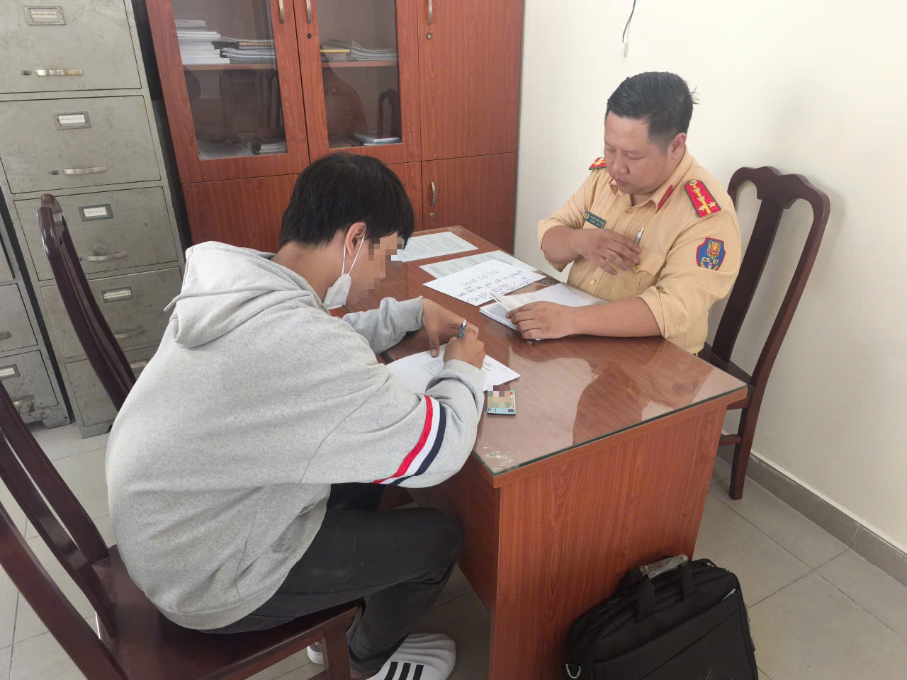 Do "ngẫu hứng", thanh niên ở TPHCM buông hai tay khi chạy xe máy - Ảnh 1.
