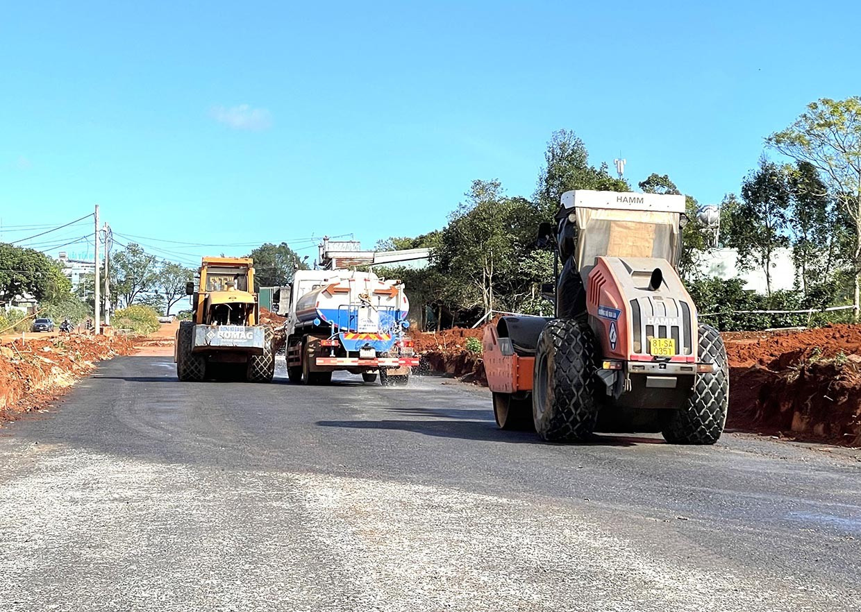 Chủ tịch tỉnh Gia Lai kiểm tra dự &aacute;n đường Nguyễn Văn Linh ph&iacute;a T&acirc;y tỉnh - Ảnh 3.