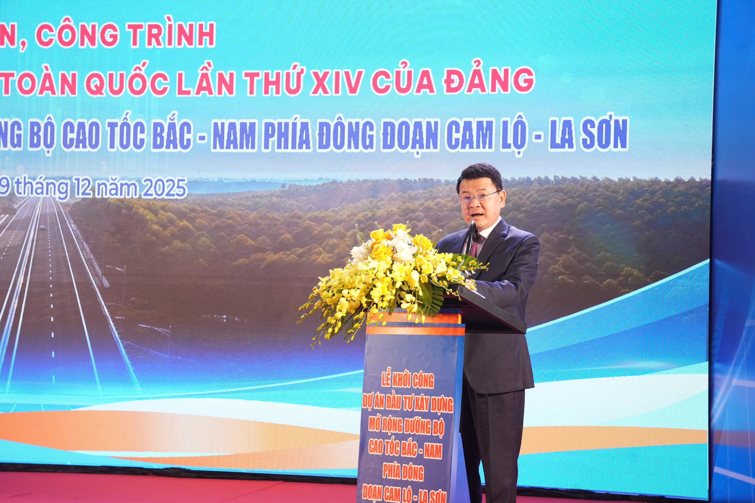Những "ông lớn" nào trúng thầu thi công dự án mở rộng cao tốc Cam Lộ – La Sơn? - Ảnh 2.
