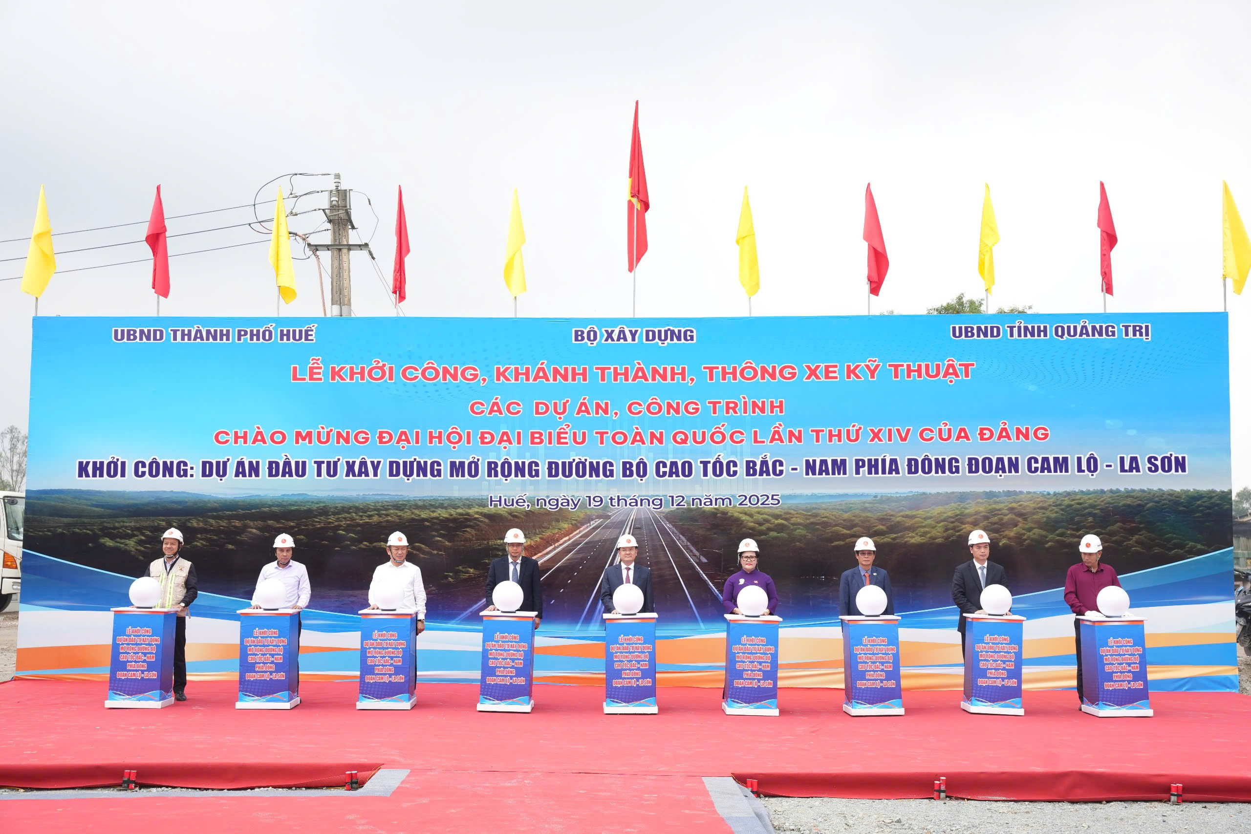 Những "ông lớn" nào trúng thầu thi công dự án mở rộng cao tốc Cam Lộ – La Sơn? - Ảnh 1.