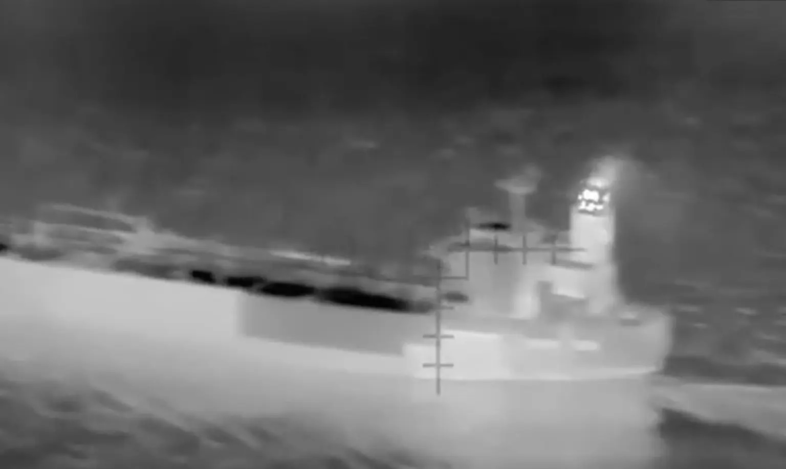 Ukraine lần đầu dùng UAV tập kích tàu dầu “hạm đội bóng tối” Nga trên Địa Trung Hải - Ảnh 1.