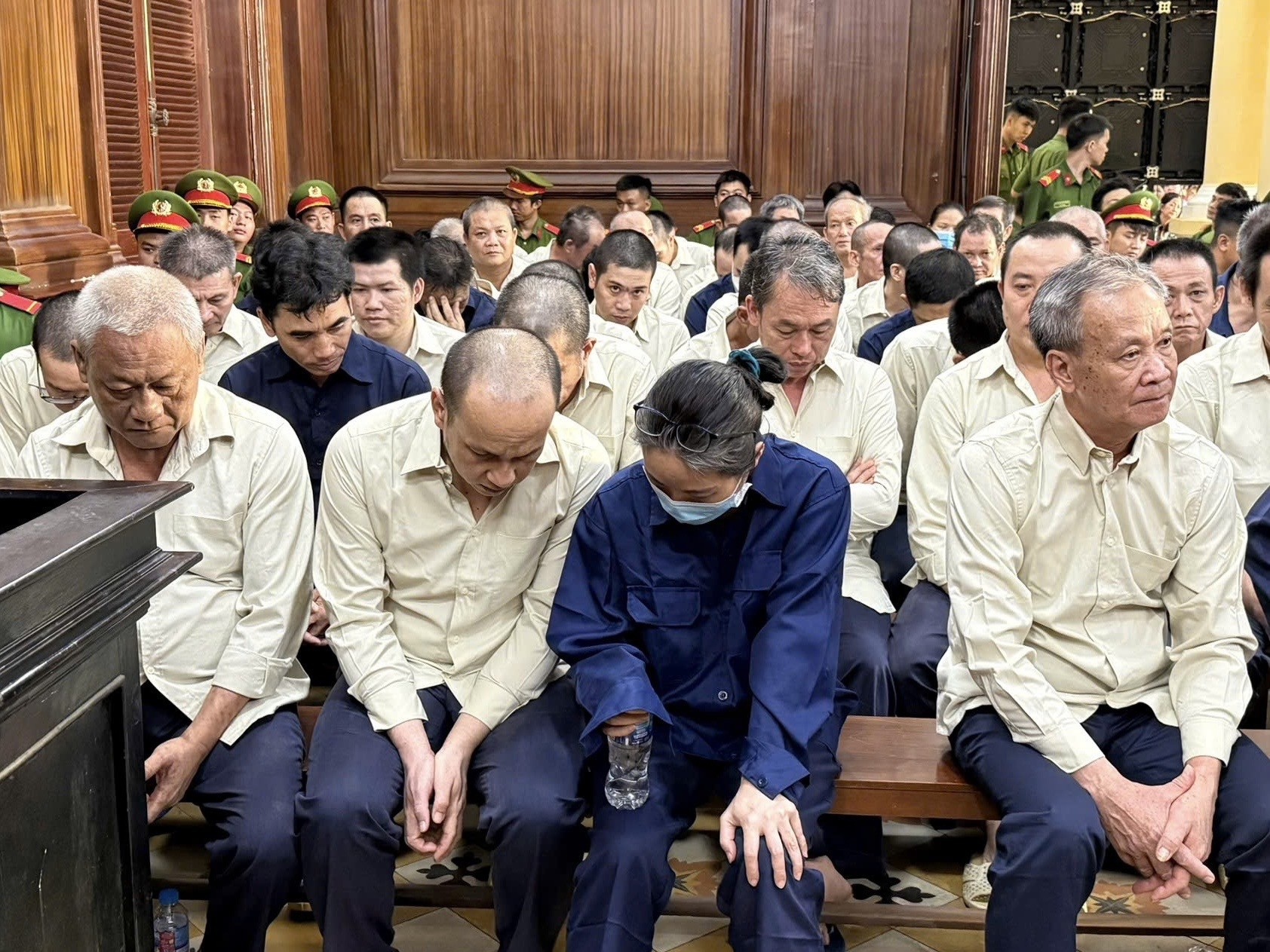 Biến ưu đãi thuế thành "mỏ vàng" buôn lậu xăng dầu - Ảnh 1.