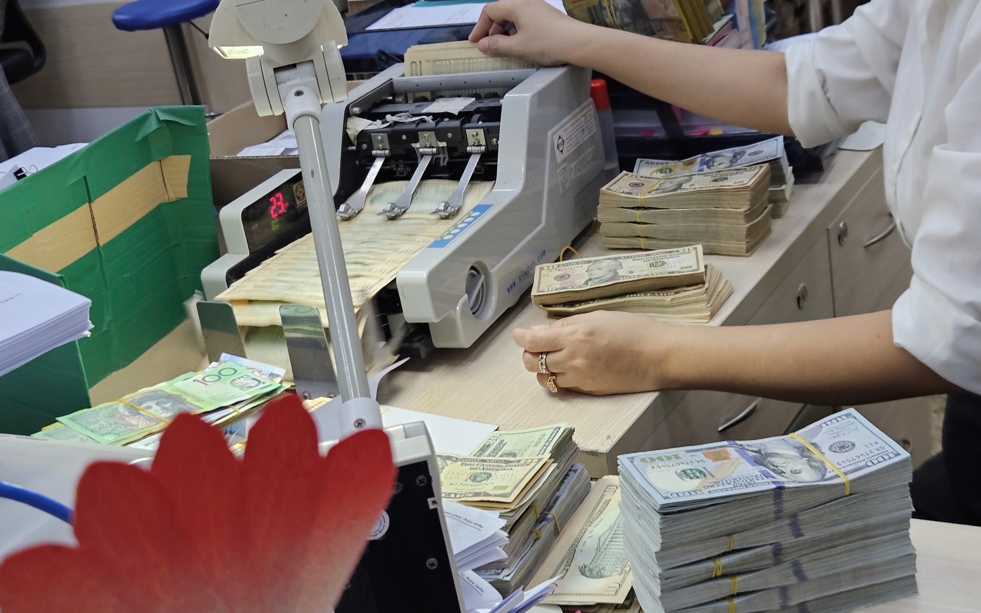 Chiều 19-12, giá USD tự do giảm nhanh, thủng mốc 27.000 đồng