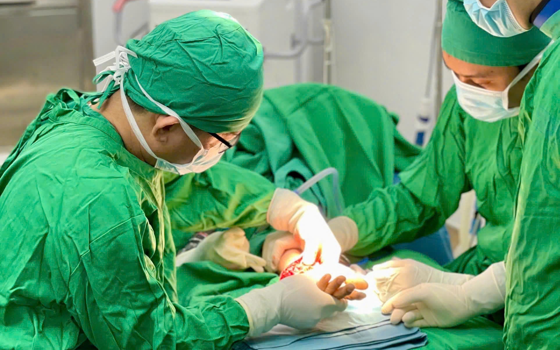 Nối phần tay bị đứt lìa cho nam thanh niên 31 tuổi ở Khánh Hoà