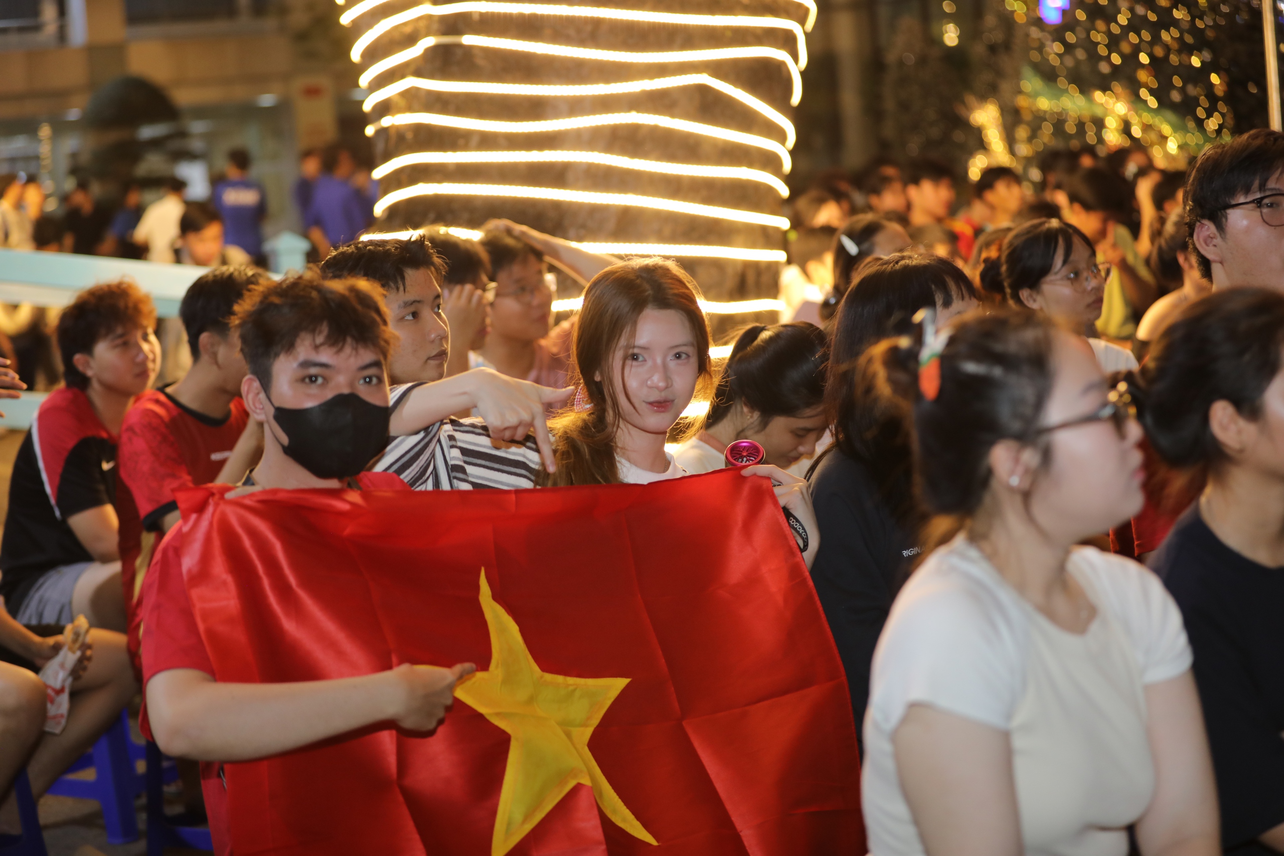 Kh&ocirc;ng cần đi "b&atilde;o" xa, sinh vi&ecirc;n ăn mừng chiến thắng ngay tại trường  - Ảnh 2.