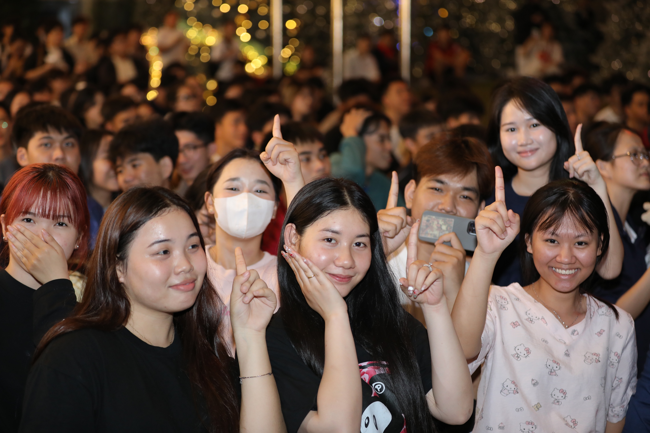 Kh&ocirc;ng cần đi "b&atilde;o" xa, sinh vi&ecirc;n ăn mừng chiến thắng ngay tại trường  - Ảnh 4.