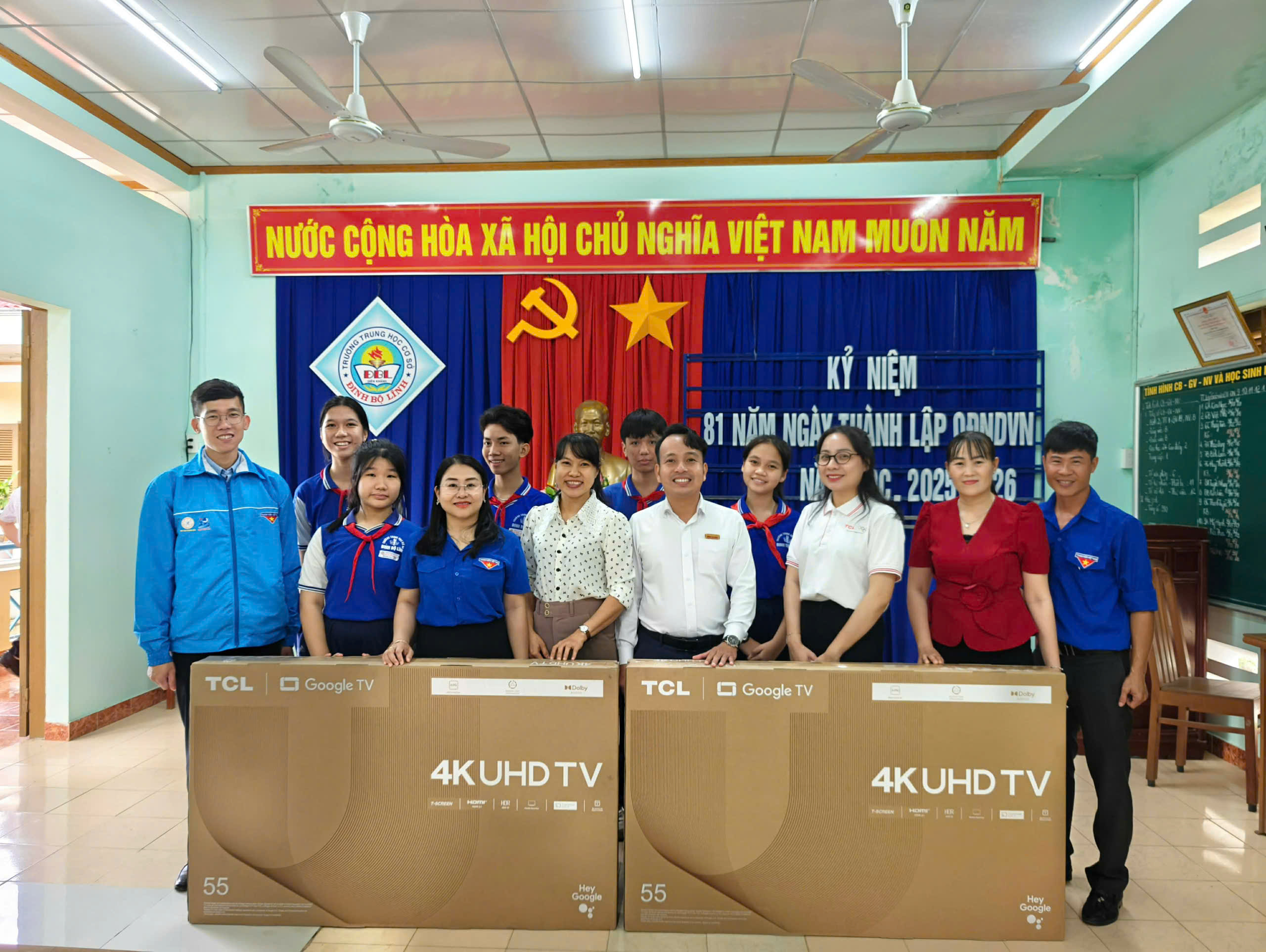 Đo&agrave;n thanh ni&ecirc;n B&aacute;o Người Lao Động v&agrave; TCL tặng trường học Kh&aacute;nh H&ograve;a 50 tivi - Ảnh 2.