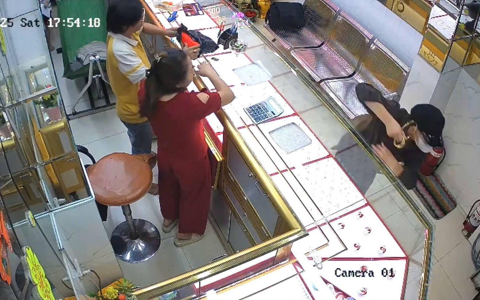 Thanh niên hỏi mua vàng cưới rồi làm liều tại tiệm vàng ở TP HCM