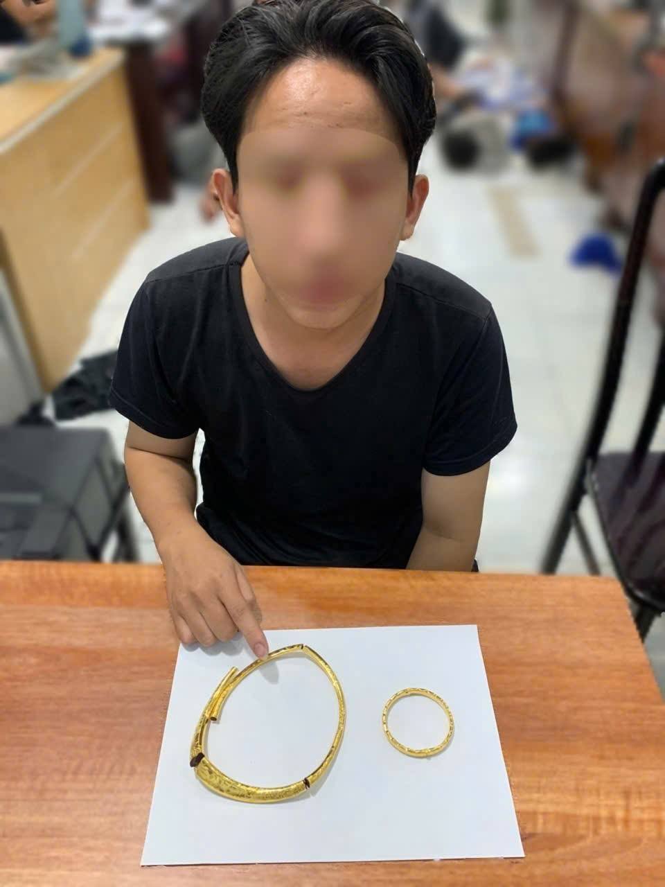 Thanh ni&ecirc;n hỏi mua v&agrave;ng cưới rồi l&agrave;m liều tại tiệm v&agrave;ng ở TP HCM - Ảnh 2.