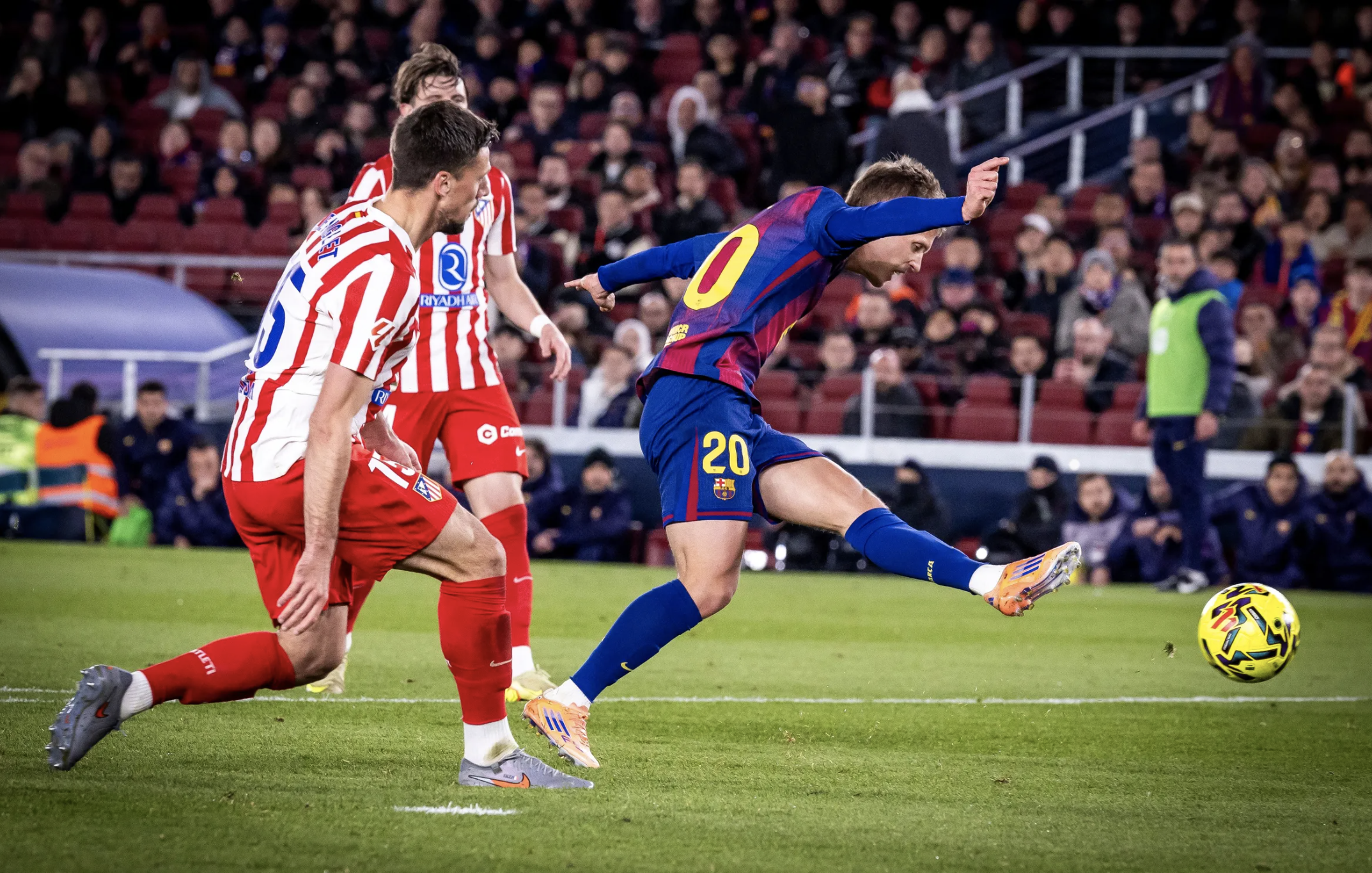 Barcelona ngược d&ograve;ng hạ Atl&eacute;tico, vững ng&ocirc;i đầu LaLiga - Ảnh 3.