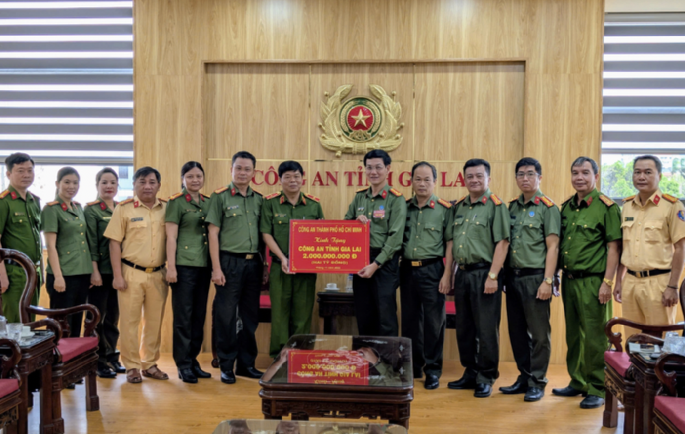Nghĩa tình của Công an TPHCM với bà con vùng lũ - Ảnh 4.
