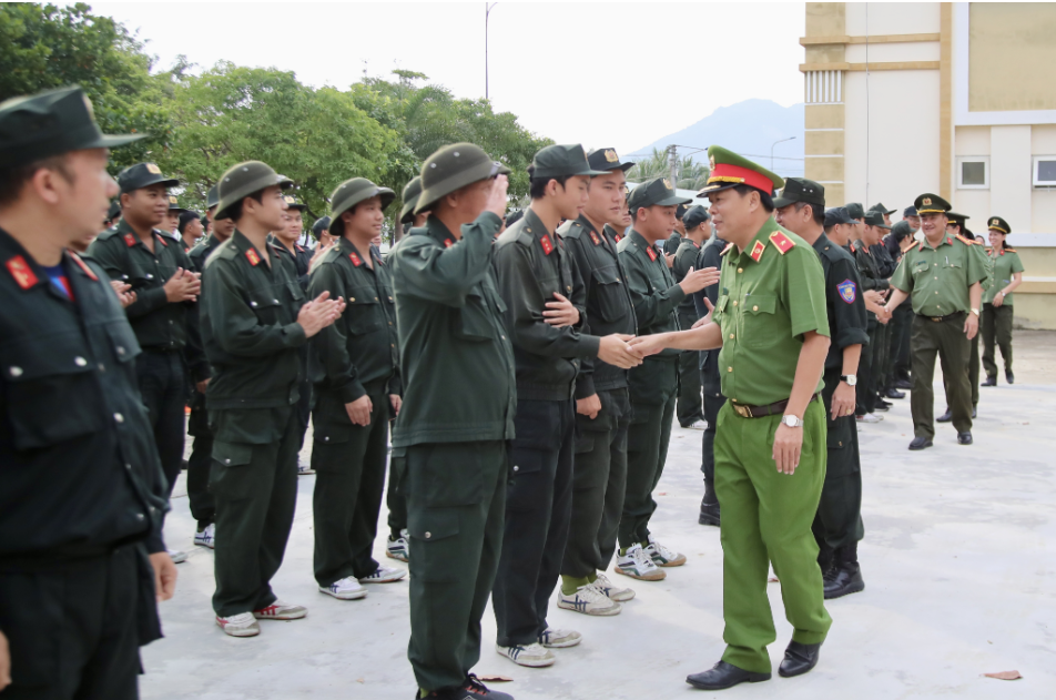 Nghĩa tình của Công an TPHCM với bà con vùng lũ - Ảnh 5.