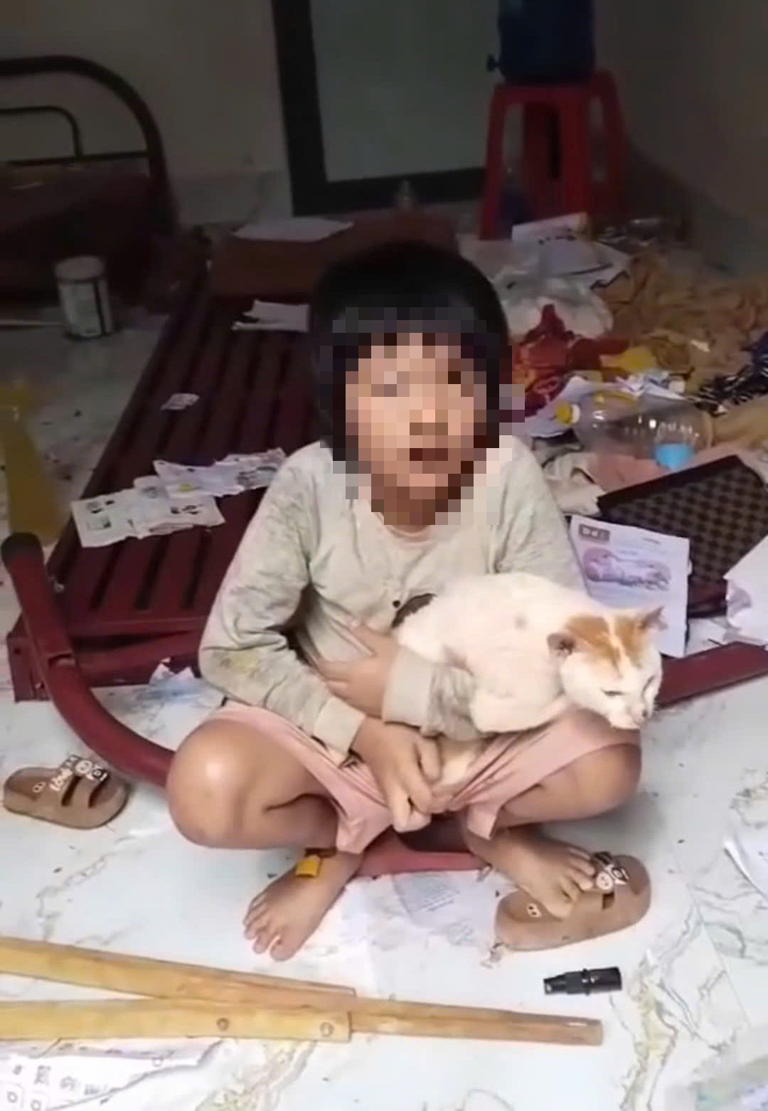 C&acirc;u chuyện nh&oacute;i l&ograve;ng về 2 ch&aacute;u b&eacute; bị cha x&iacute;ch nhốt trong ph&ograve;ng bẩn thỉu - Ảnh 2.