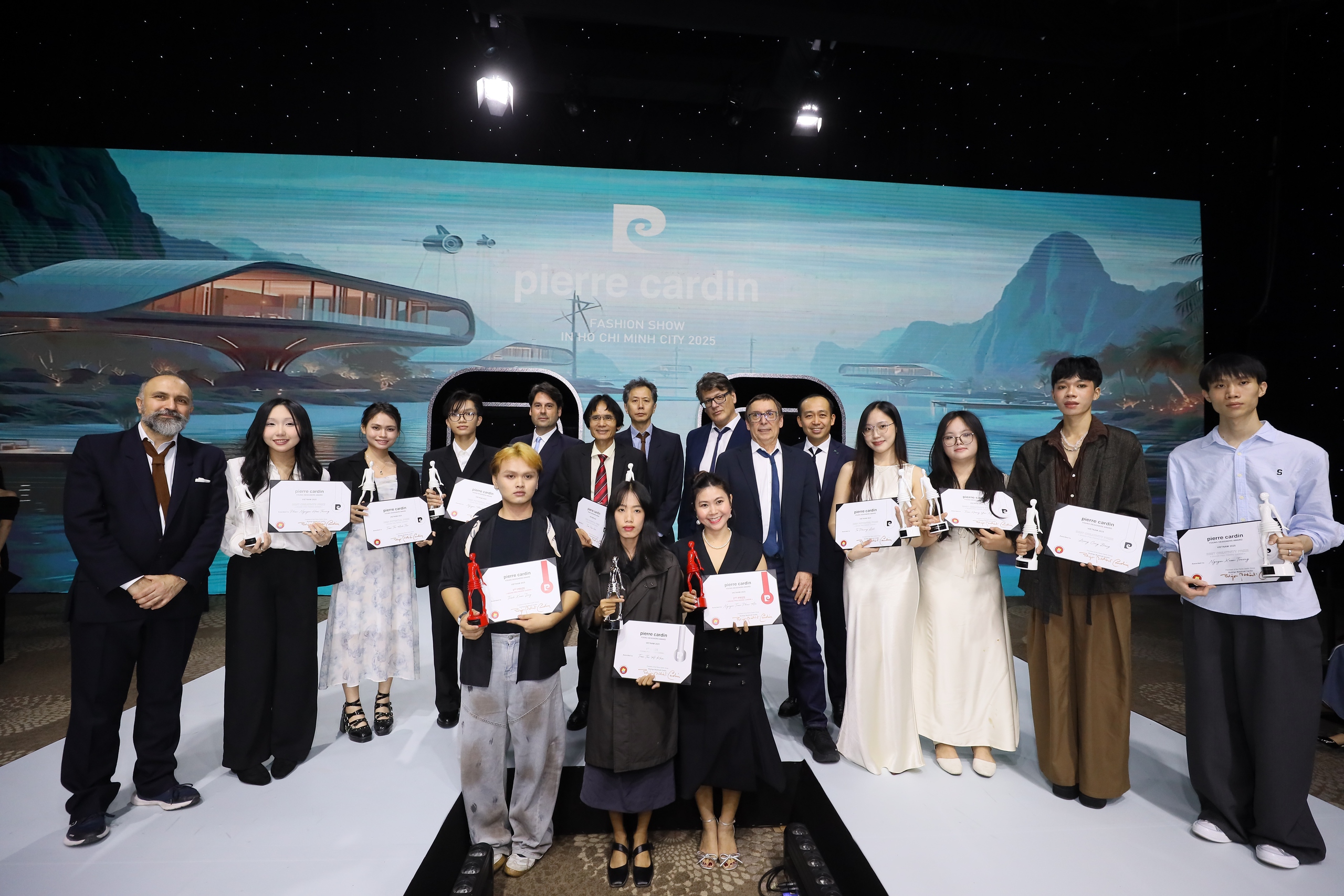 60 mẫu thiết kế Haute Couture "đ&atilde; mắt" ở Pierre Cardin Fashion Show 2025  - Ảnh 6.