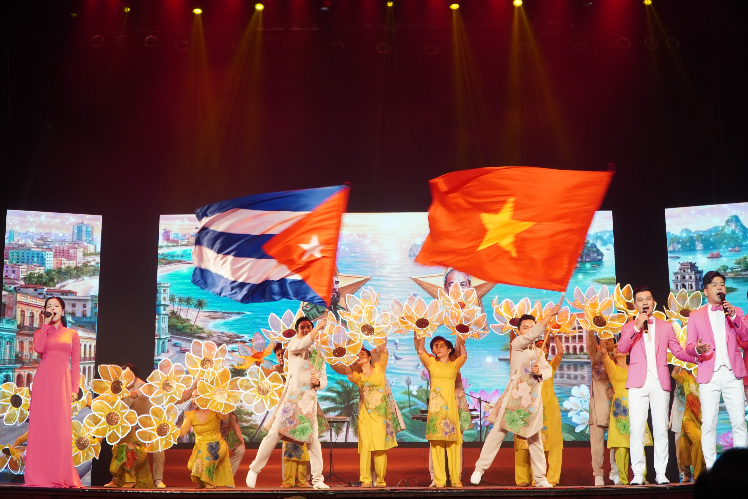 Kỷ niệm 65 năm ng&agrave;y thiết lập quan hệ ngoại giao giữa Việt Nam v&agrave; Cuba  - Ảnh 4.